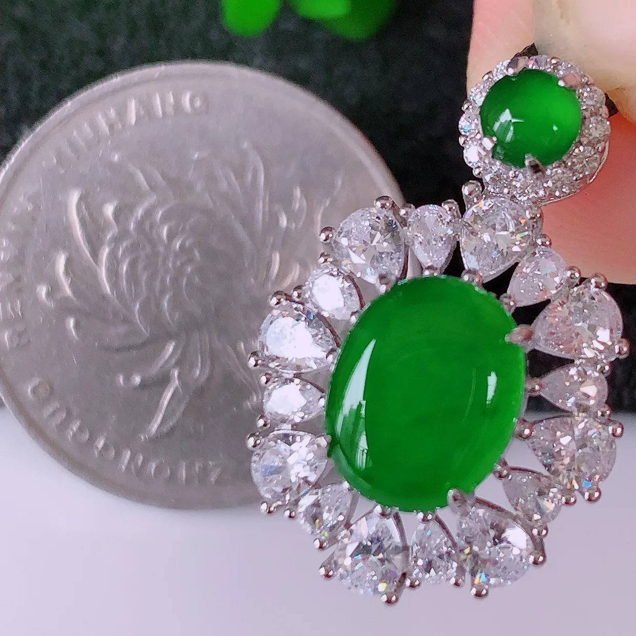 冰透满绿翡翠蛋面925银镶嵌吊坠，自然光实拍，翠色灵动，颜色漂亮，种老水足，品相佳，佩戴佳品！#97.16整体25*16.5*7.5裸石 10*7.8mm