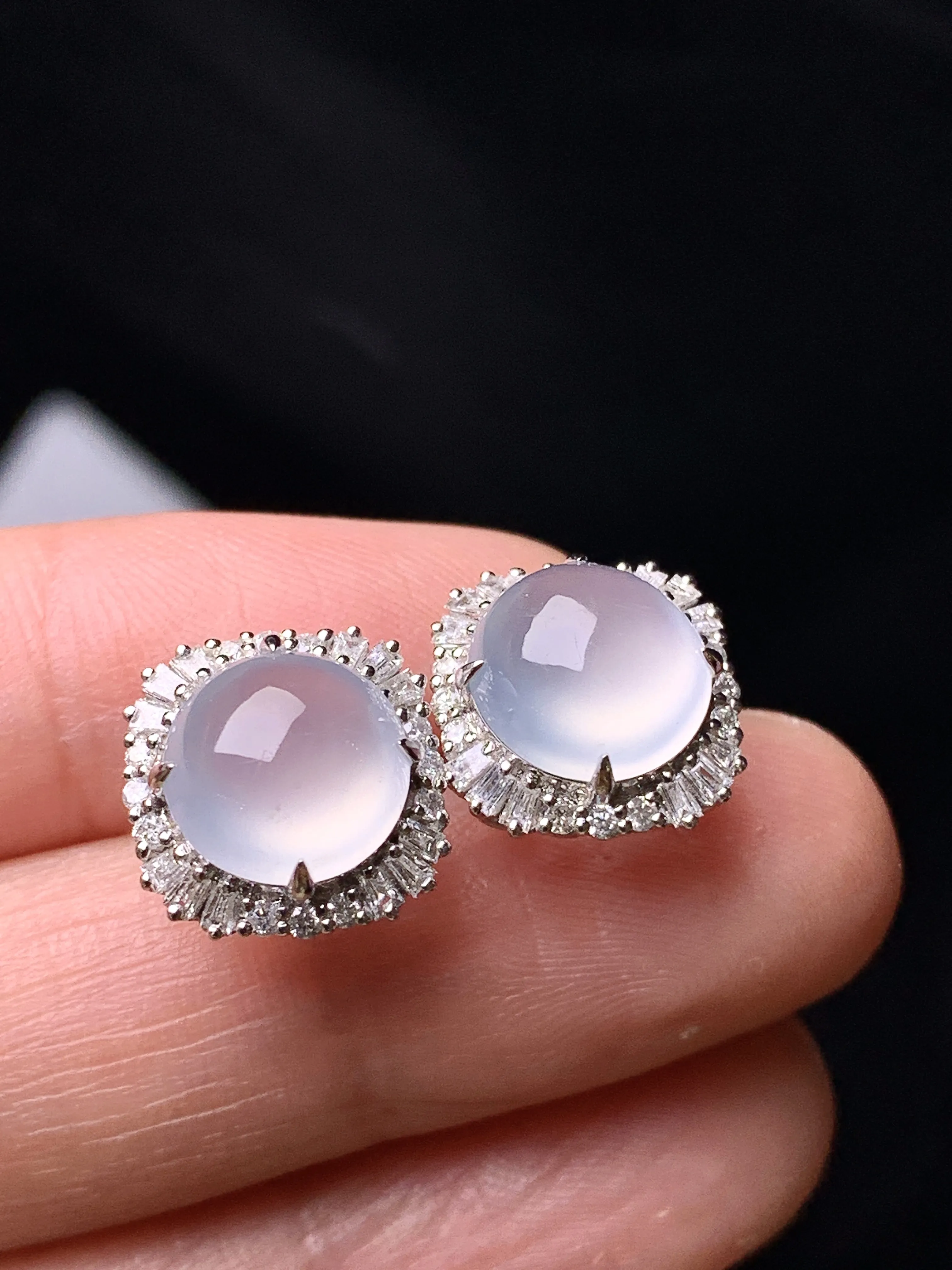 18k金钻镶嵌冰种蛋面耳钉 玉质细腻 色泽清新艳丽 整体尺寸13.5*8.5