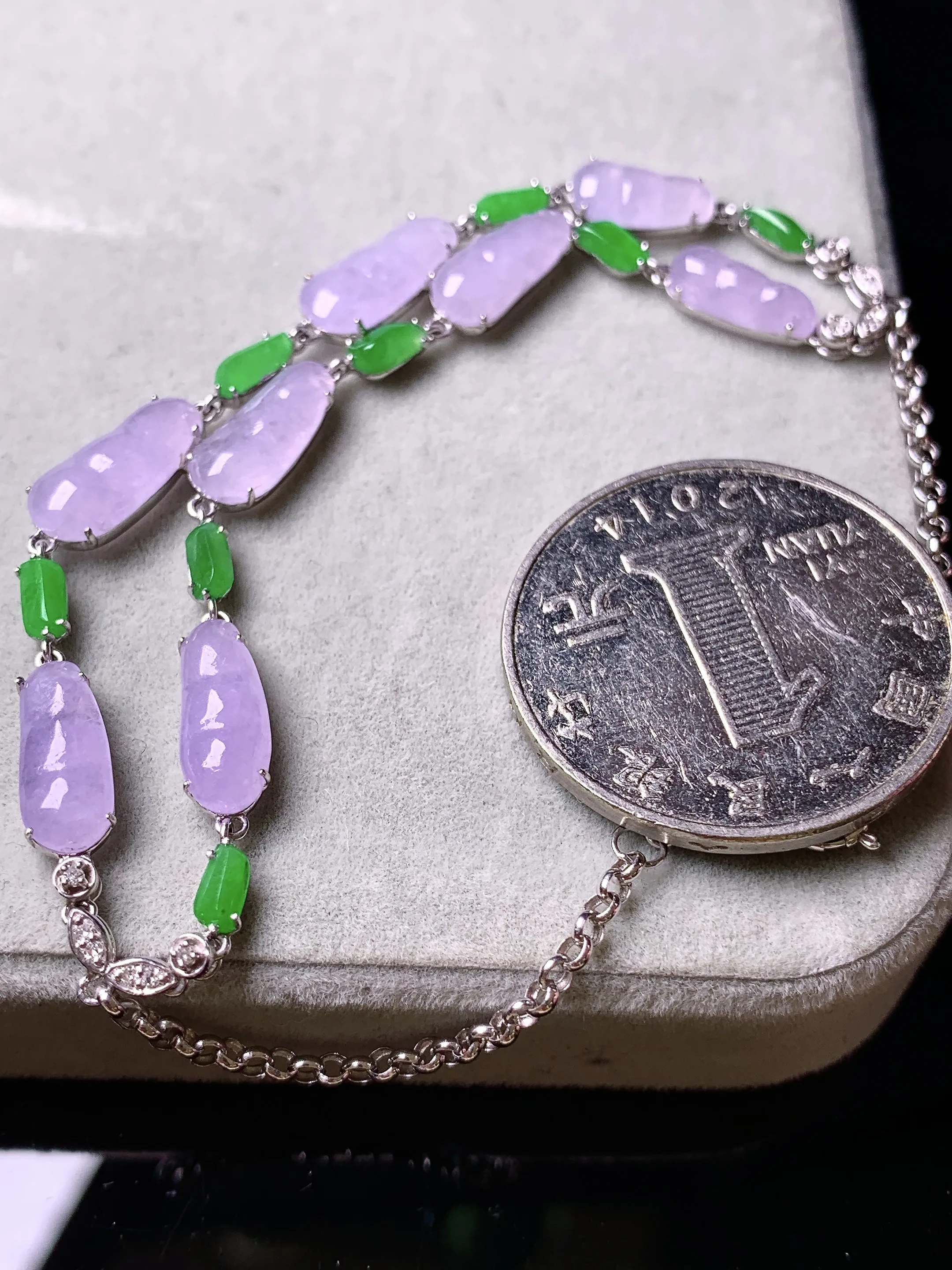 18k金钻镶嵌紫罗兰四季豆手链 玉质细腻 色泽清新艳丽 整体尺寸11*4.3*2.3