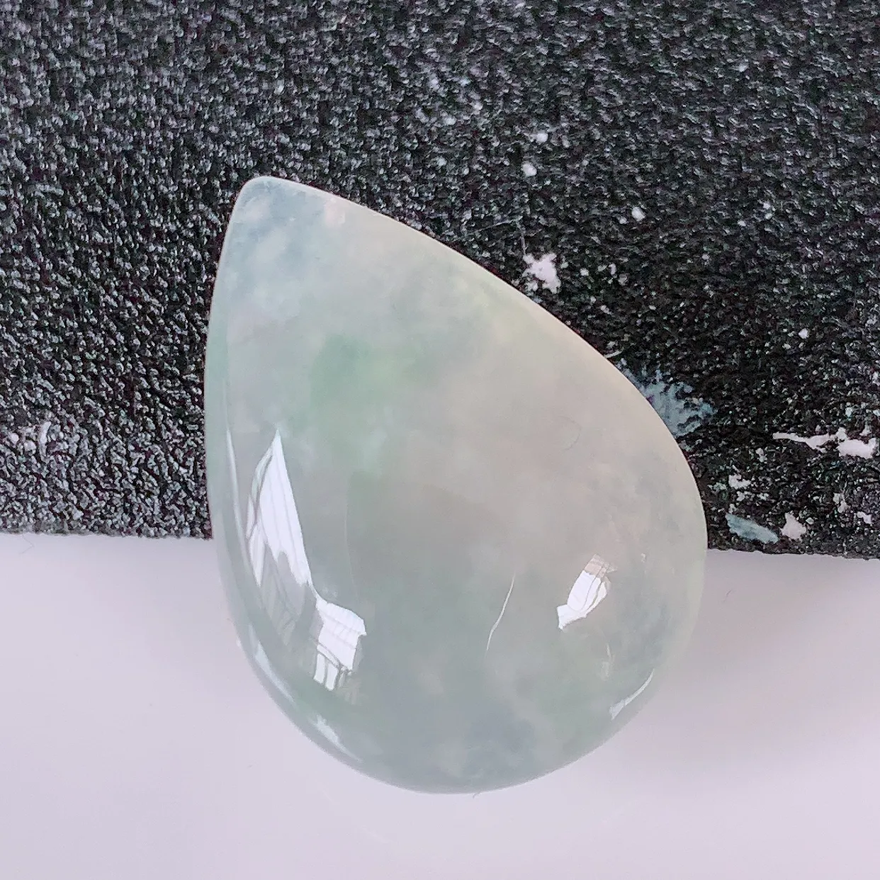 自然光实拍，冰种飘花翡翠水滴戒面，蛋面，翠色灵动，玉质细腻， 颜色漂亮，品相佳， 镶嵌更靓，佩戴佳品！#94.16