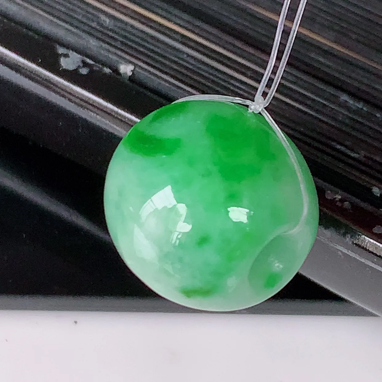 自然光实拍，冰润飘绿翡翠路路通吊坠，寓意好运连连，路路畅通，经典款式，财运滚滚，路路通， 佩戴效果更