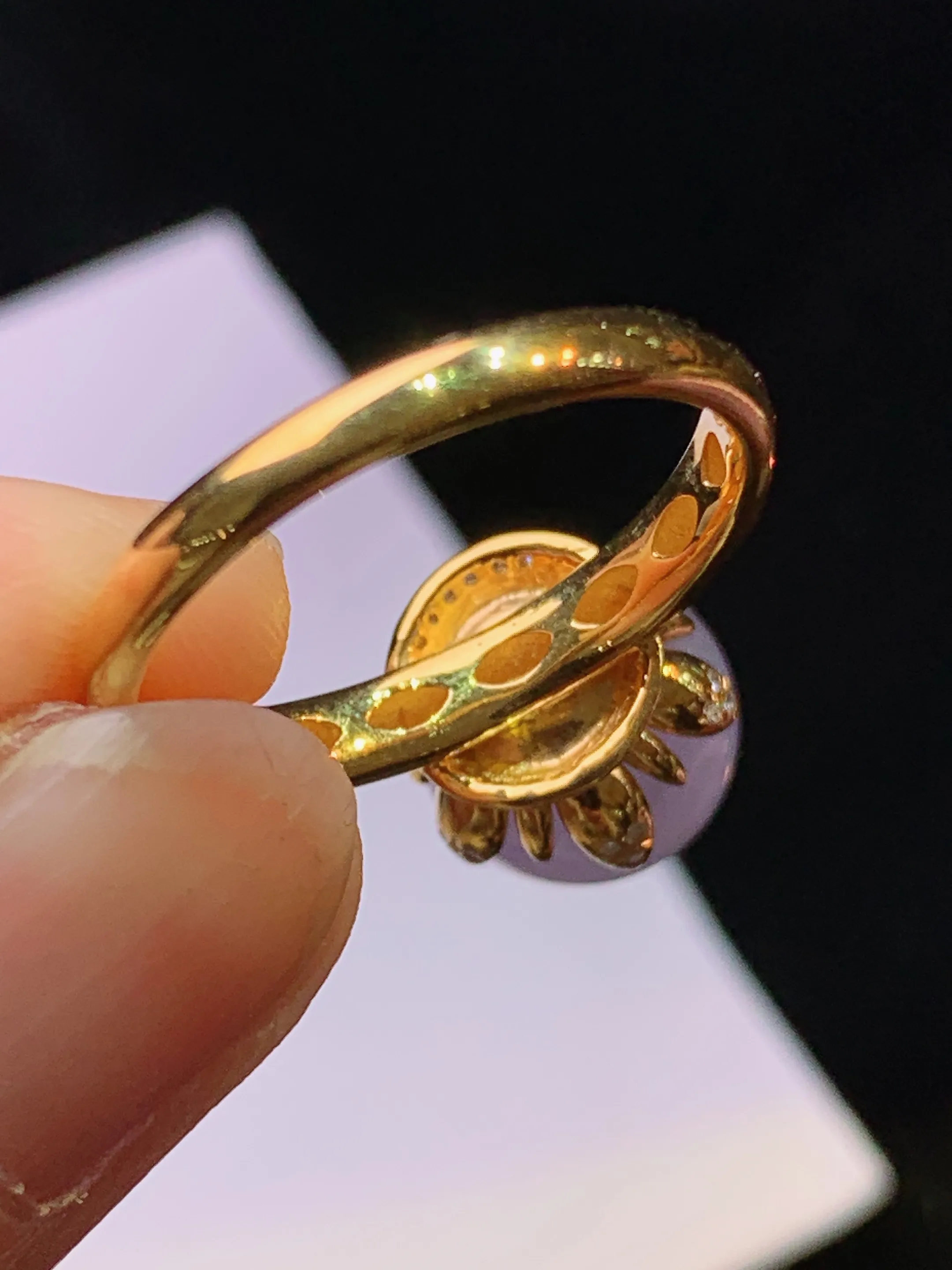 18k金钻镶嵌紫罗兰圆珠戒指 玉质细腻 色泽清新艳丽 圈口14 整体尺寸9.8