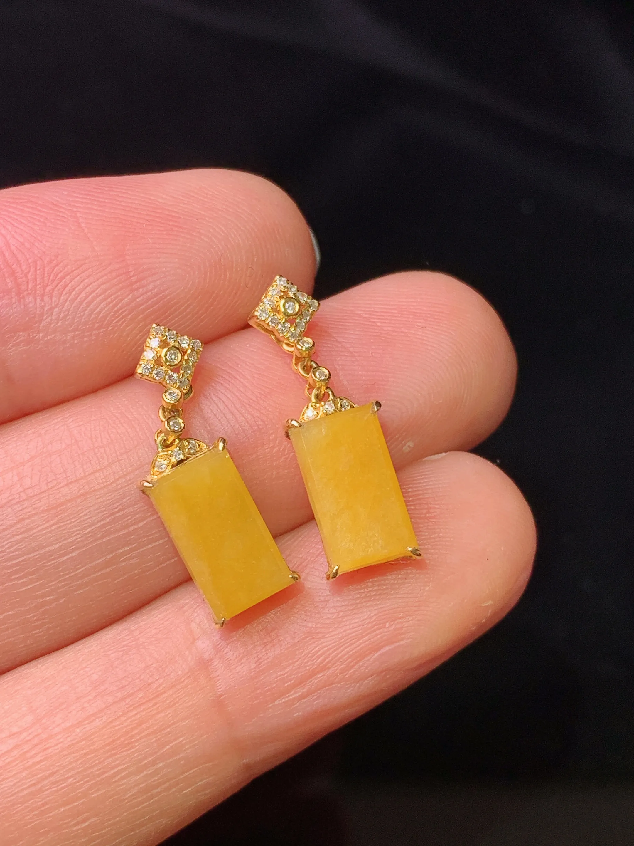 18k金钻镶嵌黄翡无事牌耳坠 玉质细腻 色泽清新艳丽 整体尺寸20*5.5*4