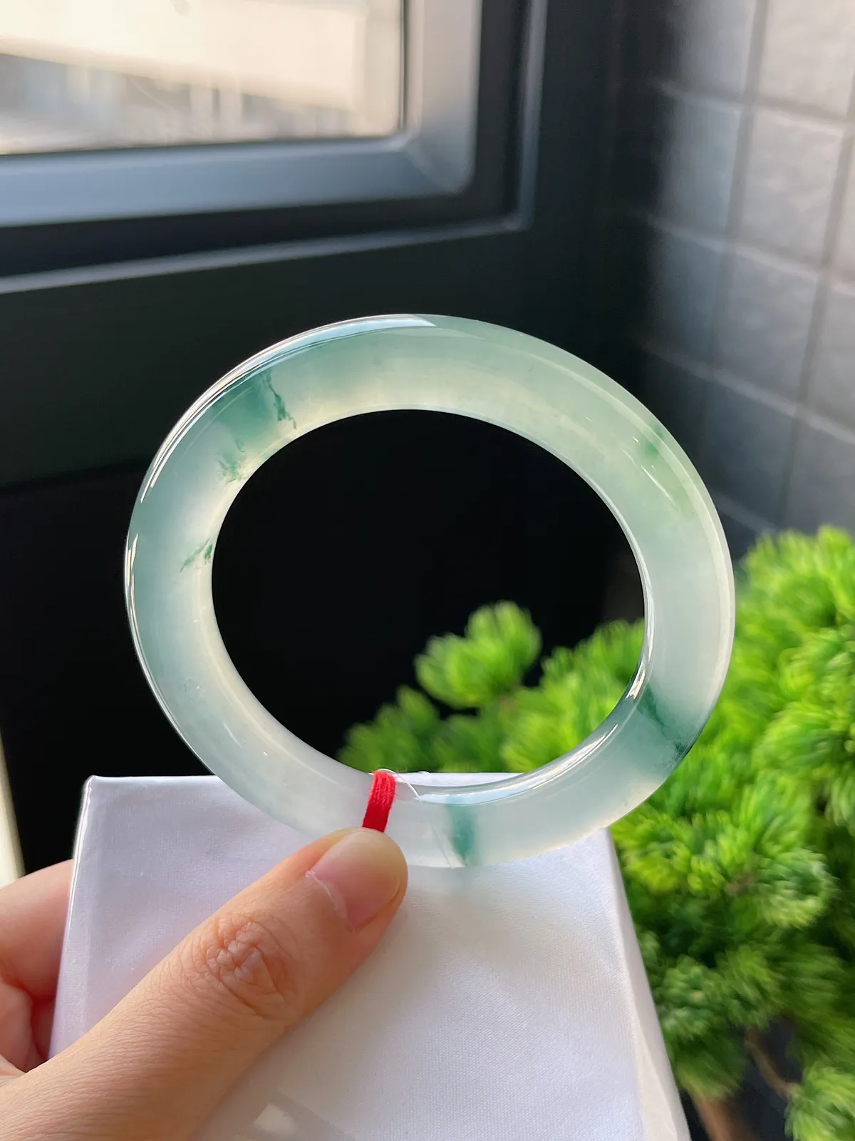 圆镯56.8圈口，翡翠冰种飘花手镯