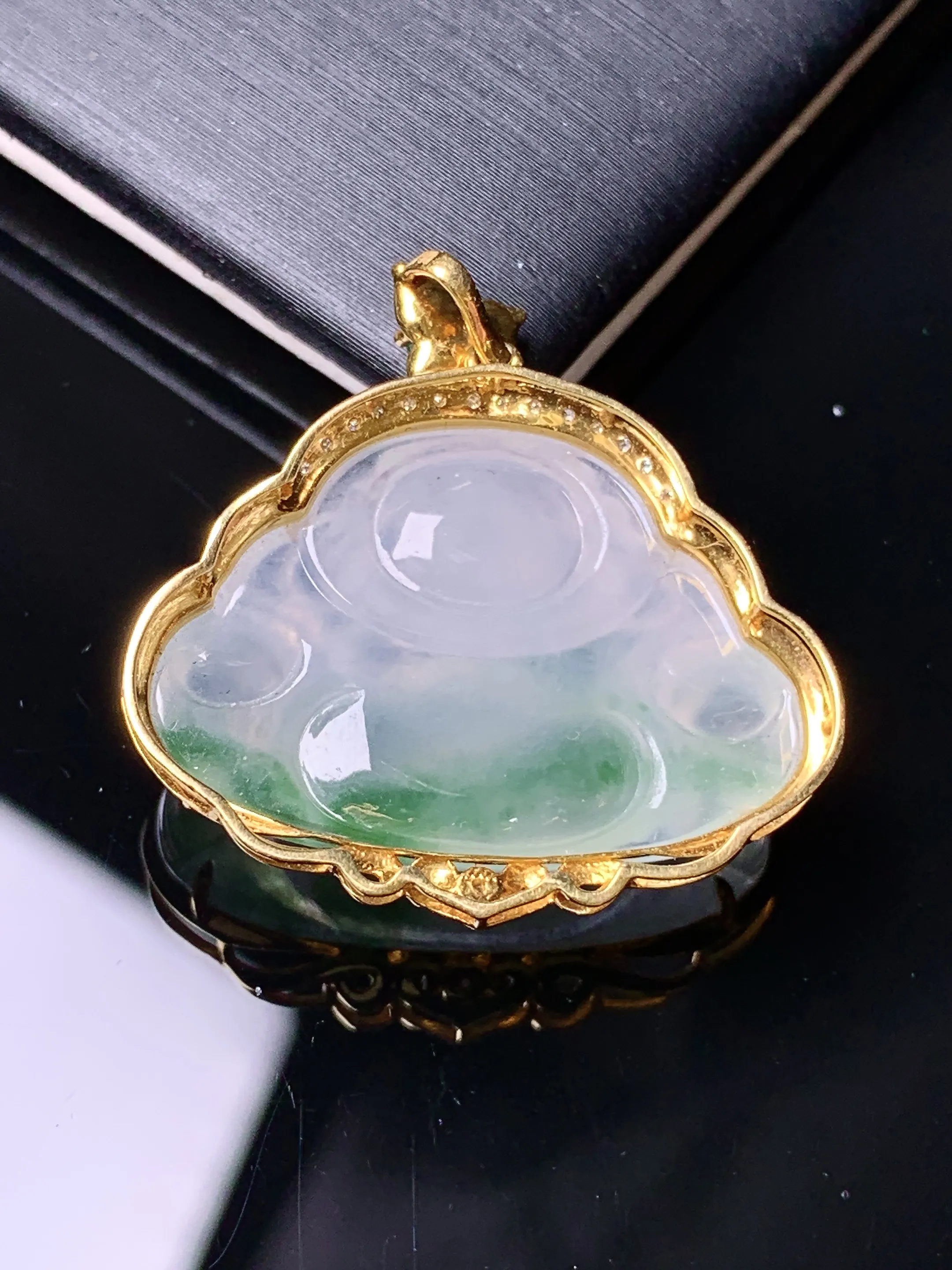 18k金镶嵌飘绿佛公吊坠 玉质细腻 色泽清新艳丽 整体尺寸27.2*26.8*7.8