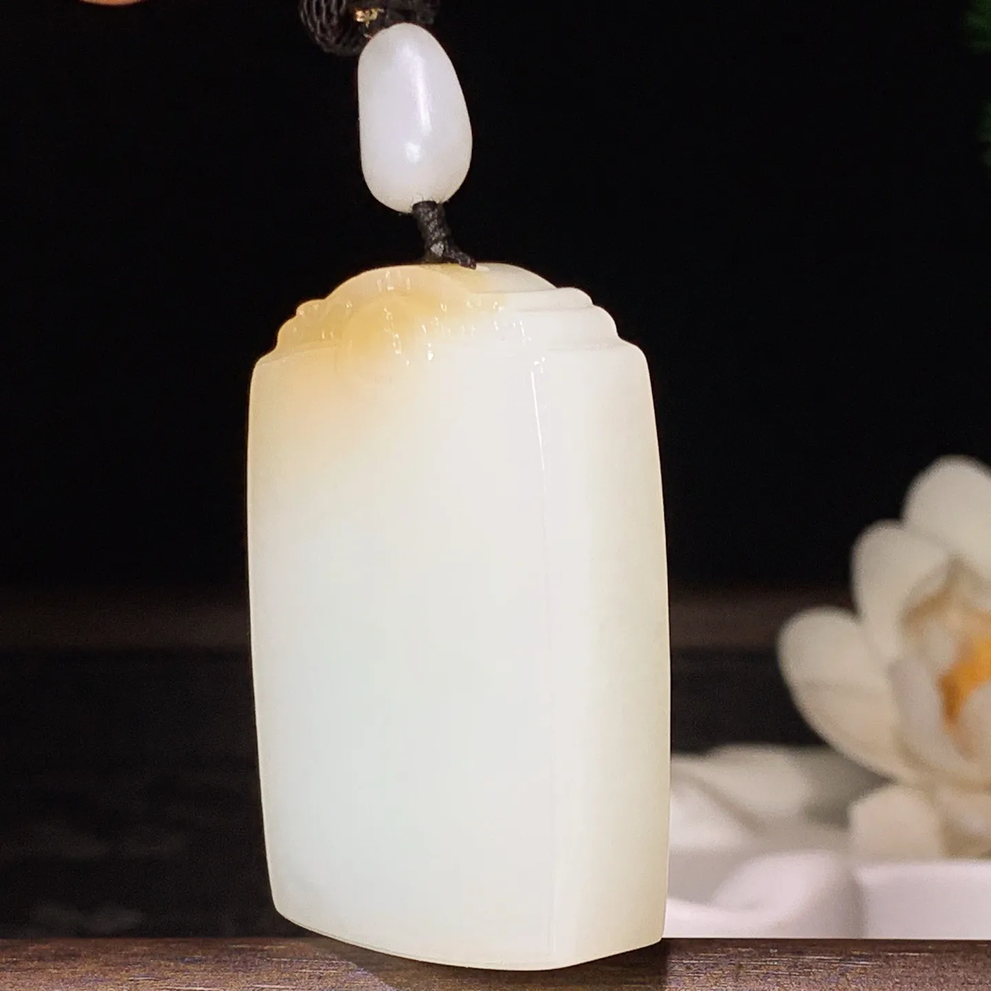 和田玉羊脂白糖料平安无事牌挂件 尺寸47/30/12重48.5克。玉质细腻油润。手推出油。佩戴高端典雅。lt260127