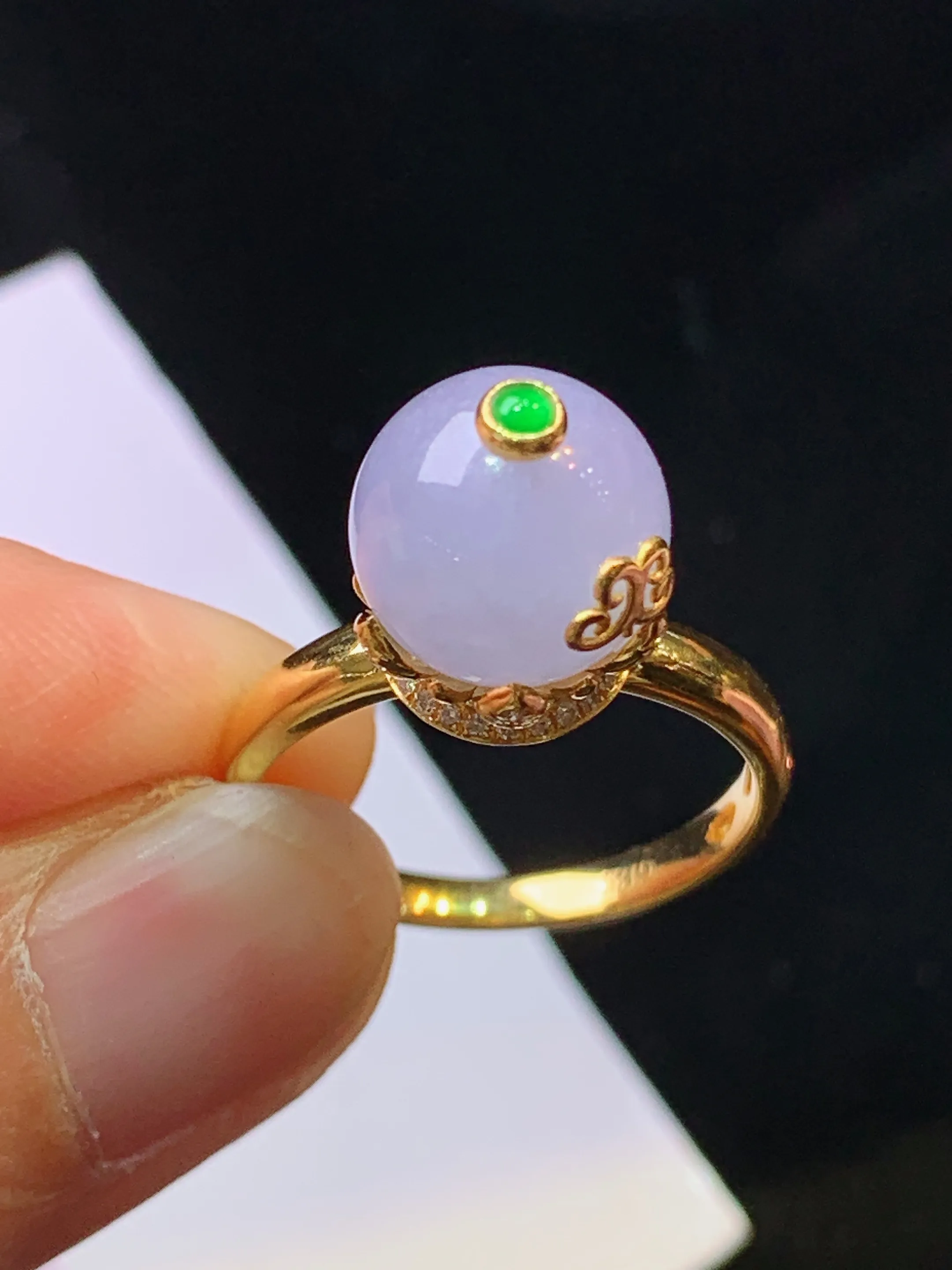 18k金钻镶嵌紫罗兰圆珠戒指 玉质细腻 色泽清新艳丽 圈口14 整体尺寸9.8