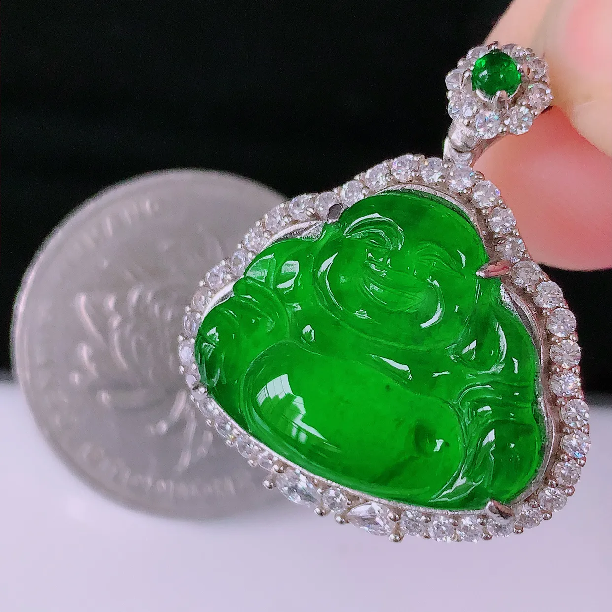 冰透满绿翡翠925银镶嵌佛公吊坠，自然光实拍，翠色灵动，颜色漂亮，种老水足，品相佳，佩戴佳品！#97.22整体27.5*24*7.8 裸石20*16