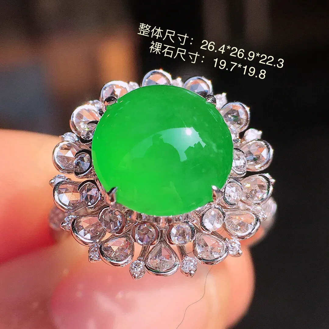 正阳绿蛋面戒指，色泽均匀艳丽，玉质细腻，荧光感超
强，饱满圆润，尽显优雅气质，18k
金豪华镶嵌