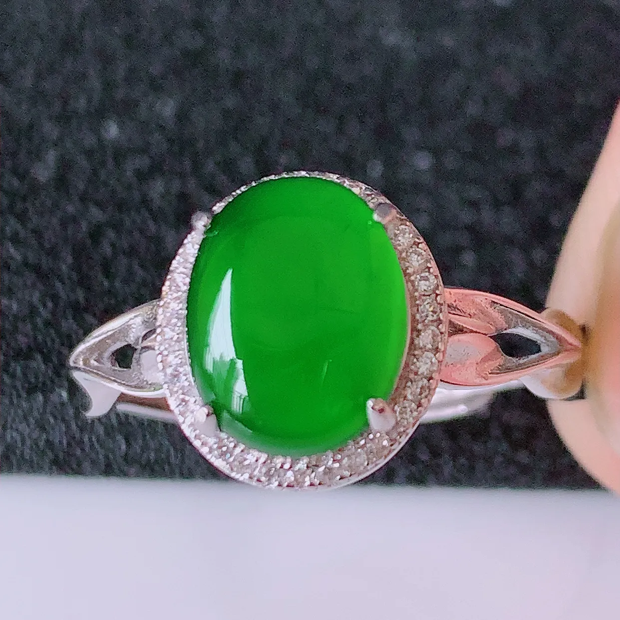 冰透满绿翡翠925银镶嵌戒指，自然光实拍，翠色灵动，颜色漂亮，种老水足，品相佳，佩戴佳品！#97.1