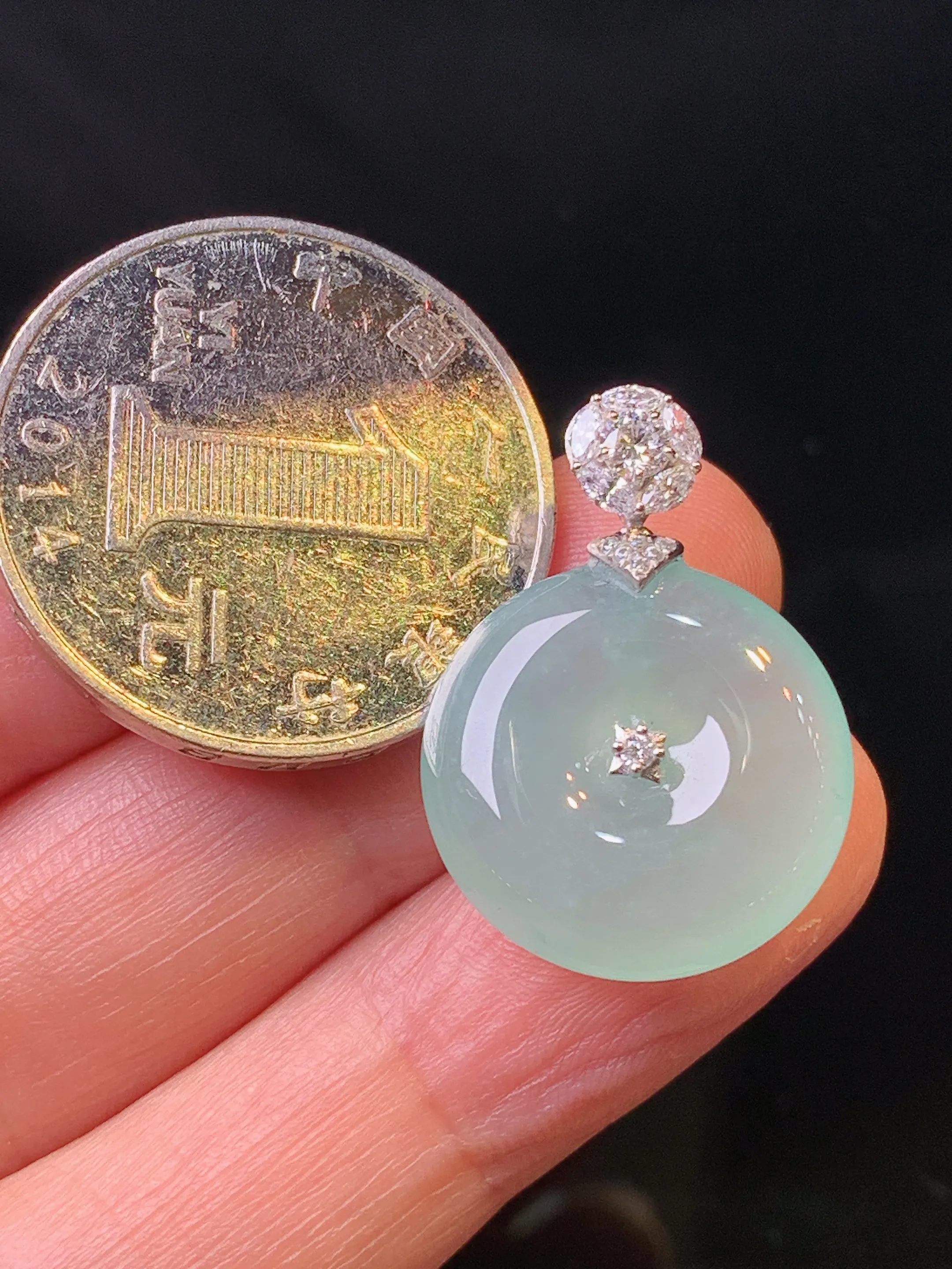 18k金钻镶嵌冰种平安扣吊坠 玉质细腻 色泽清新艳丽 整体尺寸25*18*5.2