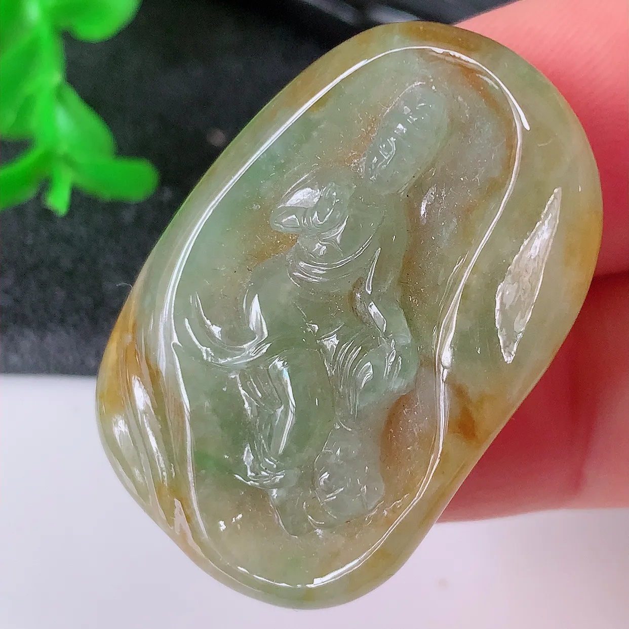 自然光实拍，冰胶黄加绿翡翠观音菩萨吊坠，赐福观音， 玉润通透， 慈祥端庄！#94.16