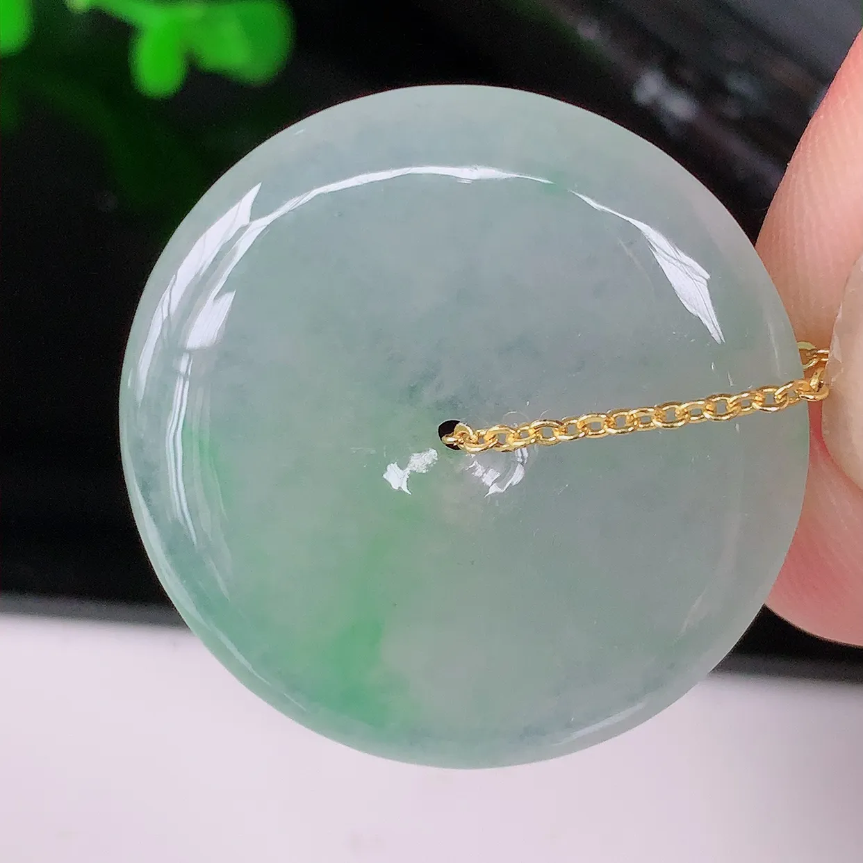 自然光实拍，冰种飘花翡翠平安扣吊坠，冰透，灵动飘逸，寓意平平安安， 平安扣佩戴端庄漂亮！#57.20