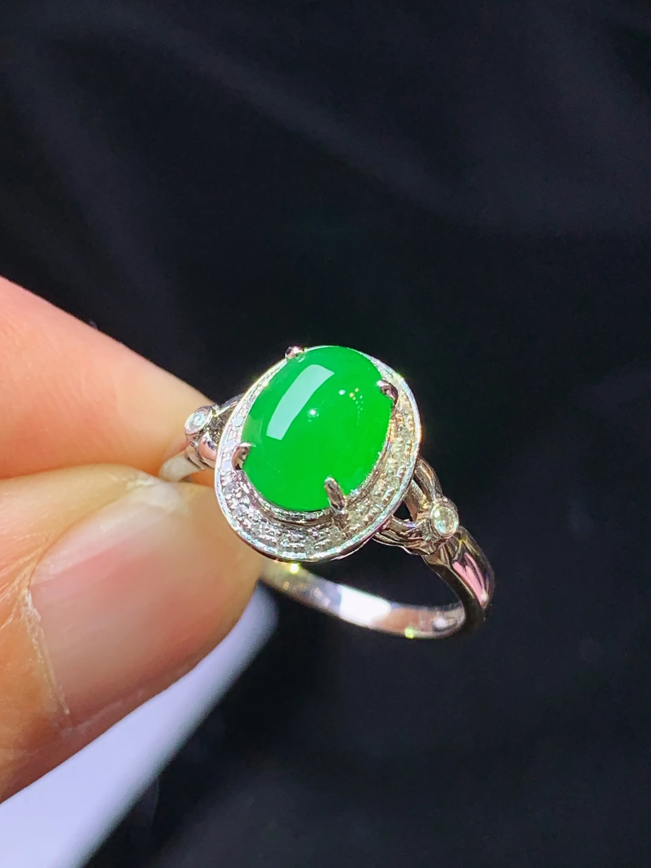 18k金钻镶嵌满绿蛋面戒指 玉质细腻 色泽清新艳丽 圈口10 整体尺寸11.2*9*7.6