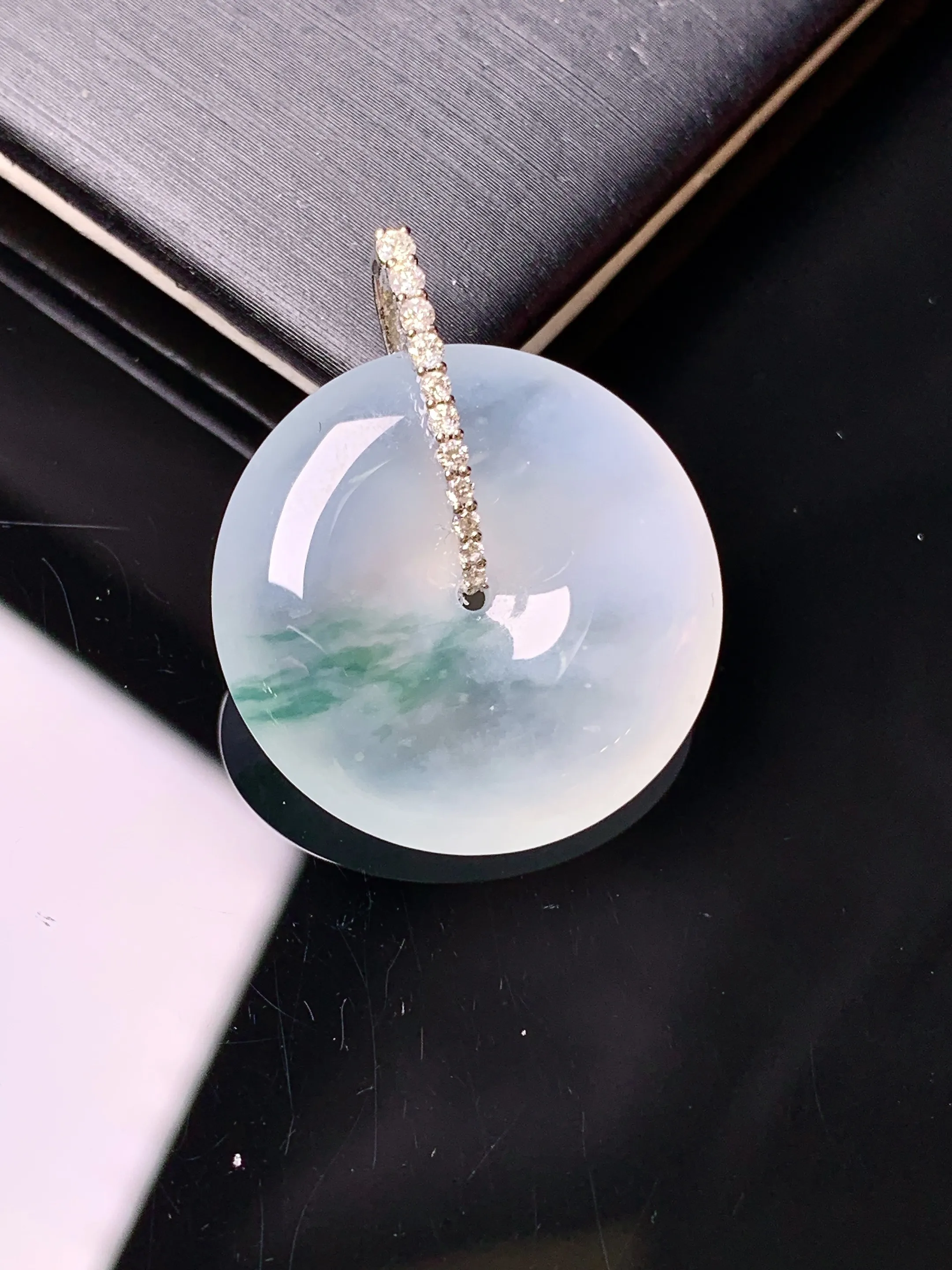 18k金钻镶嵌飘绿平安扣吊坠 玉质细腻 色泽清新艳丽 整体尺寸27.7*22.6*5.5