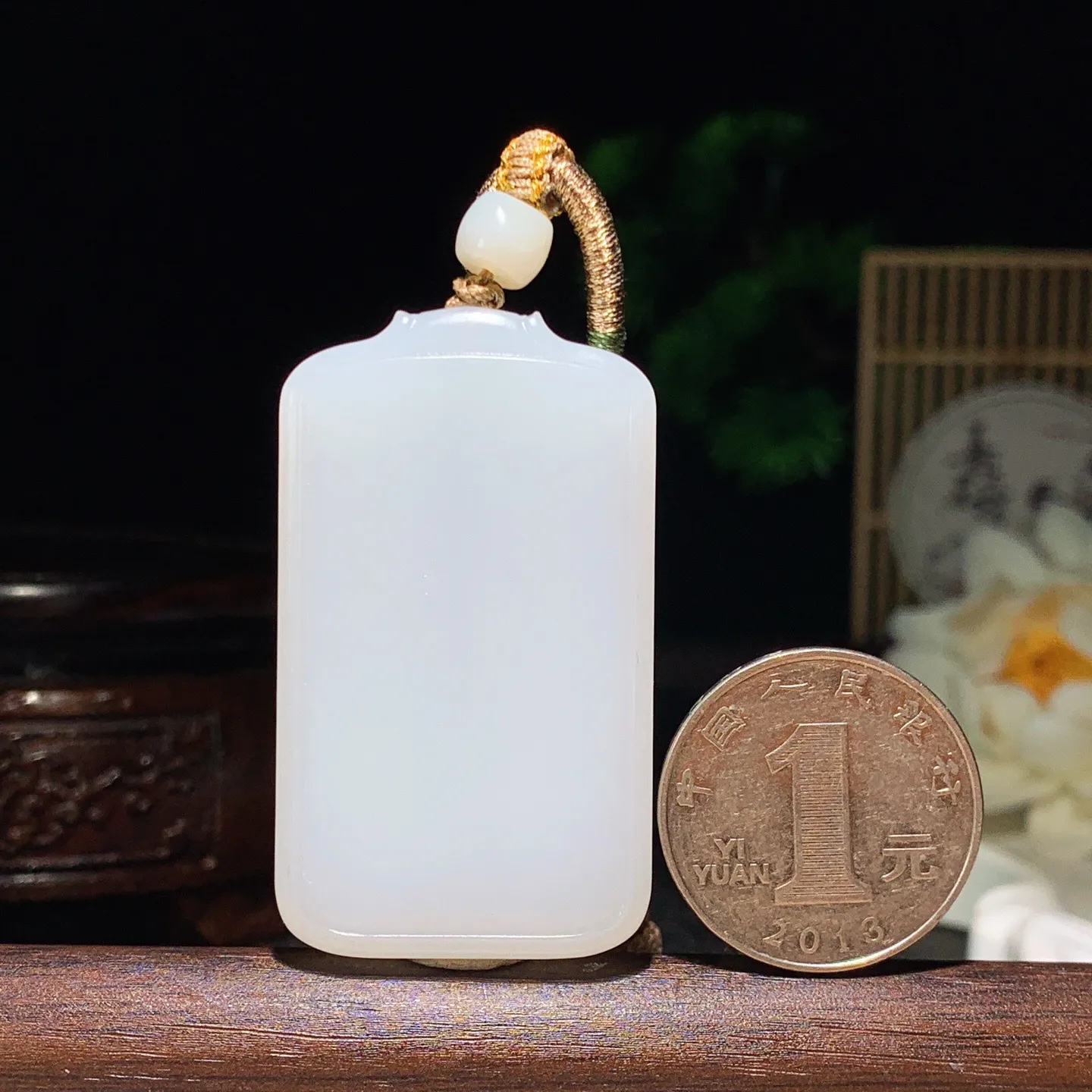 新疆和田玉白玉羊脂白平安无事牌挂件 尺寸49/29/7重29.8克。玉质细腻油润。手推出油。佩戴高端典雅。lt260127