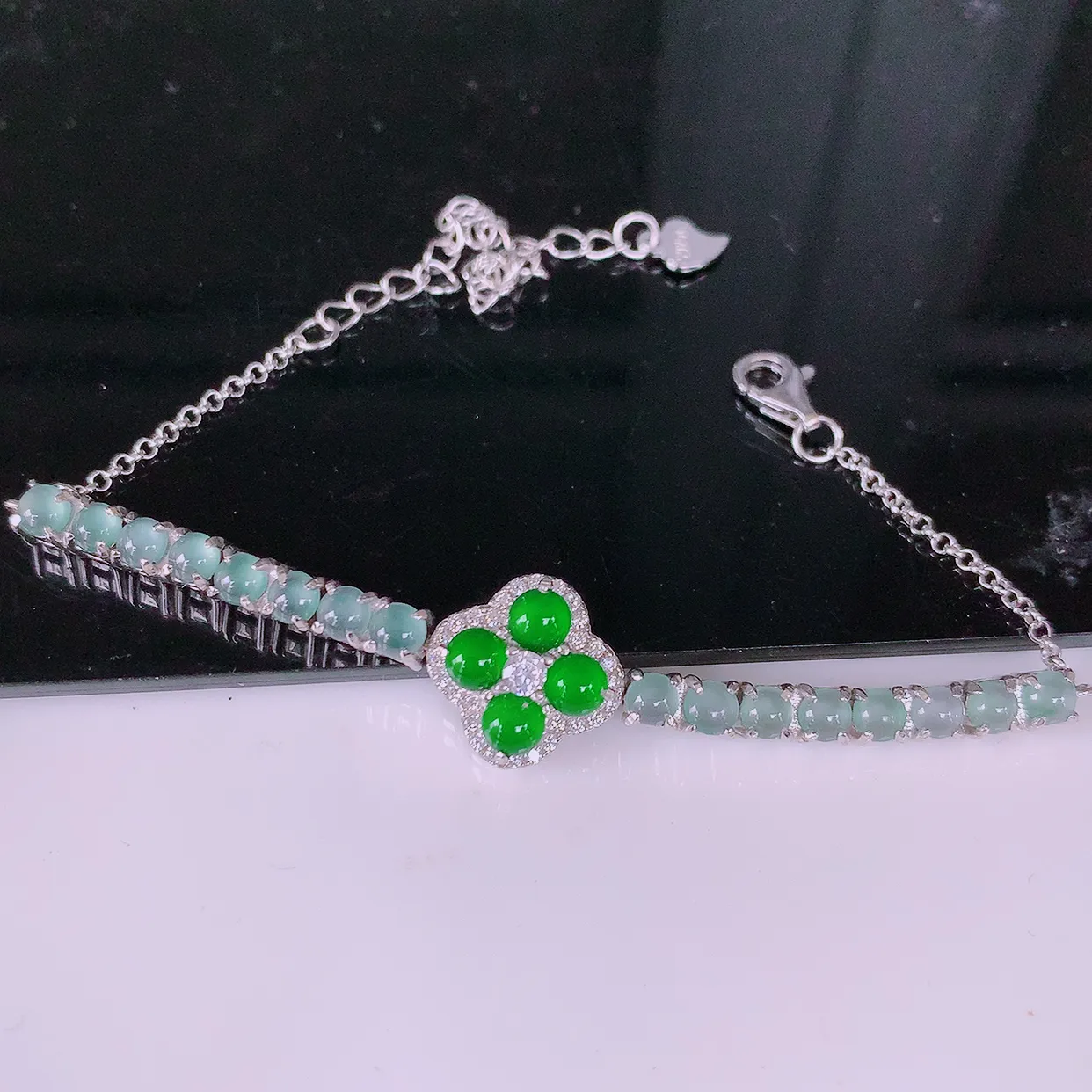 冰透满绿翡翠925银镶嵌手链，自然光实拍，翠色灵动，颜色漂亮，种老水足，品相佳，佩戴佳品！#97.22取一整体12.5*12.5-5.8 裸石 3.8*3.8