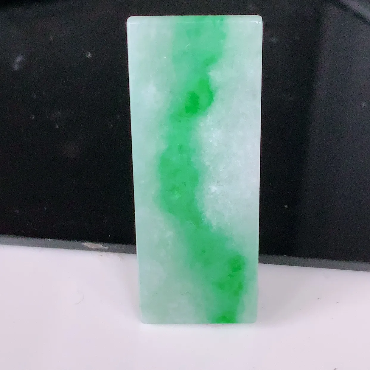 自然光实拍，冰润飘绿翡翠无事牌吊坠，种老水足，雕工精湛 ，寓意美好， 佩戴时尚出众！#05.22