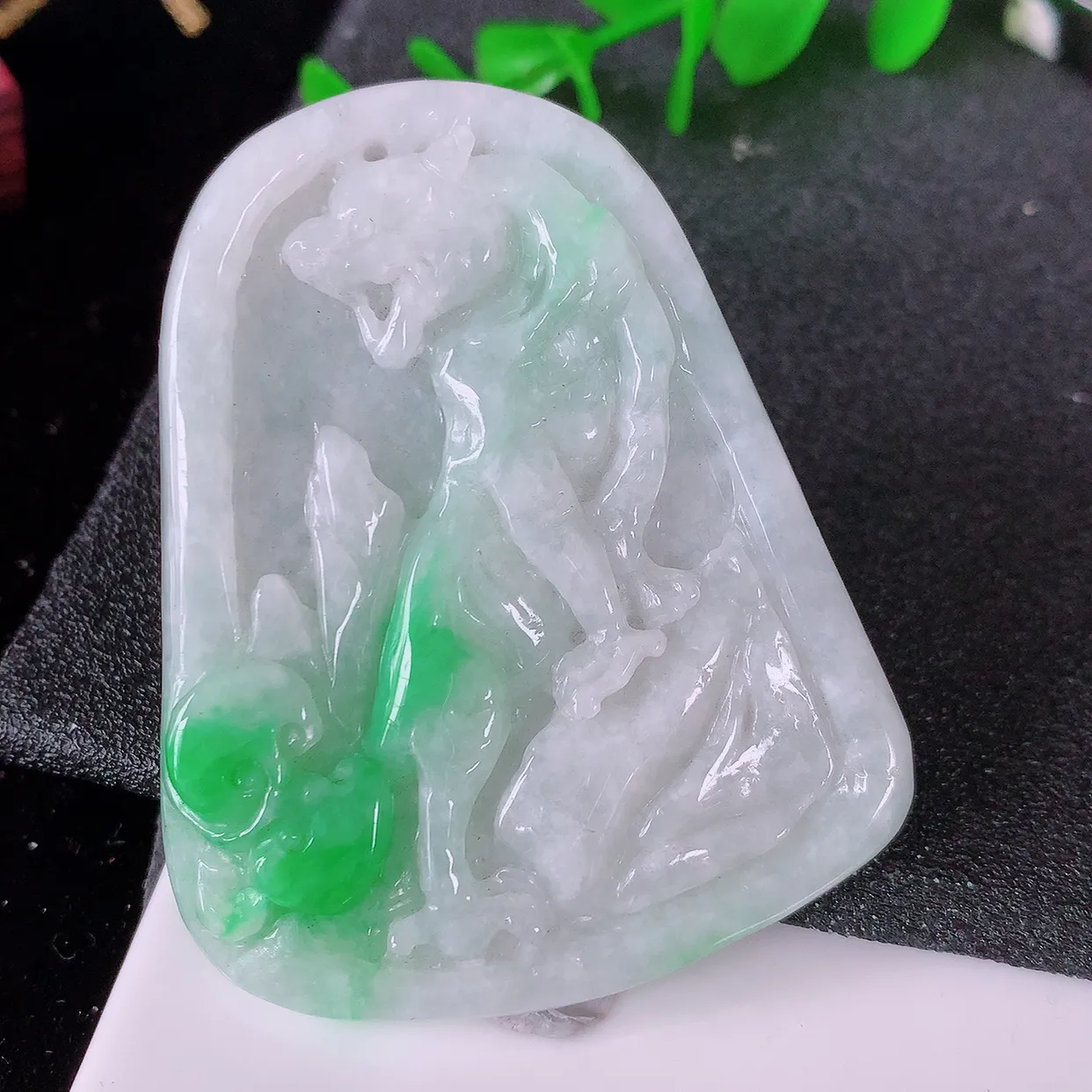 自然光实拍，冰润飘绿翡翠生肖虎牌吊坠，翠色灵动，佩戴效果时尚出众，尽显气质， 玉质细腻， 美感十足。#05.13