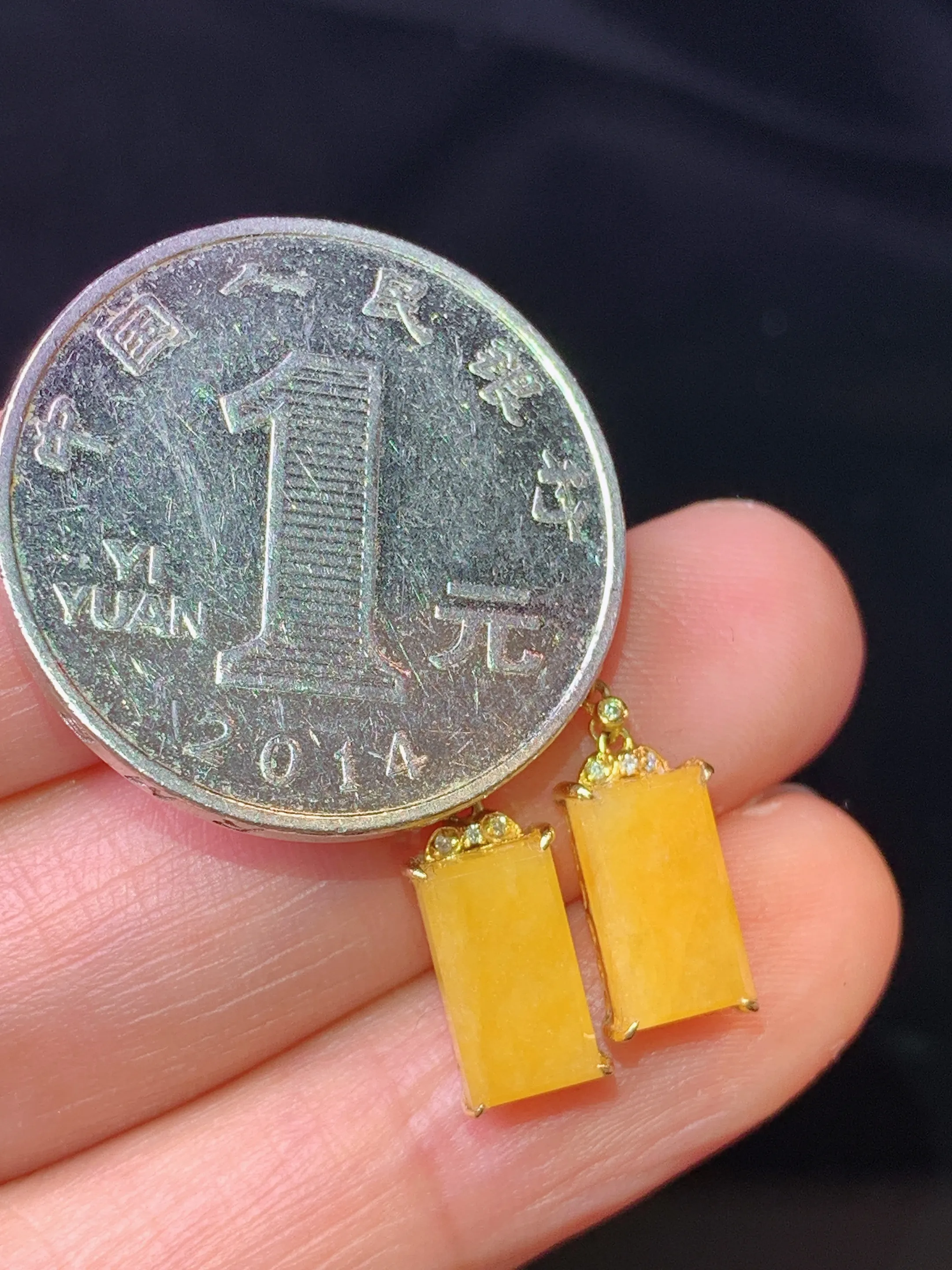 18k金钻镶嵌黄翡无事牌耳坠 玉质细腻 色泽清新艳丽 整体尺寸20*5.5*4