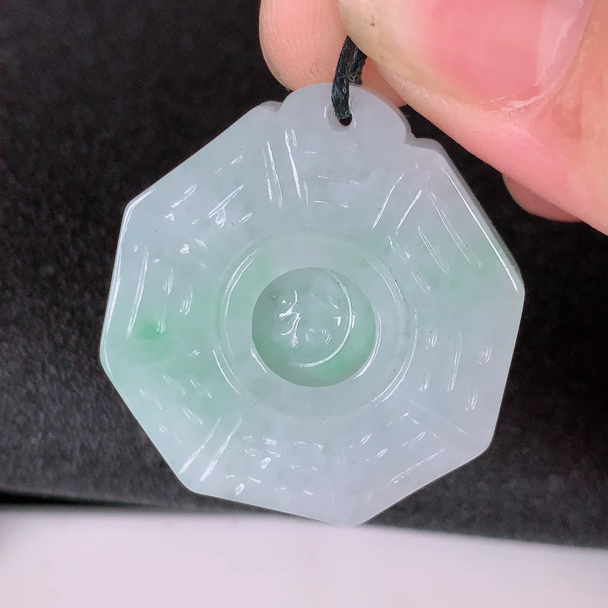 自然光实拍，水润飘绿翡翠招财八卦吊坠，翠色灵动，玉质细腻，颜色漂亮，品相佳佩戴佳品！#46.22