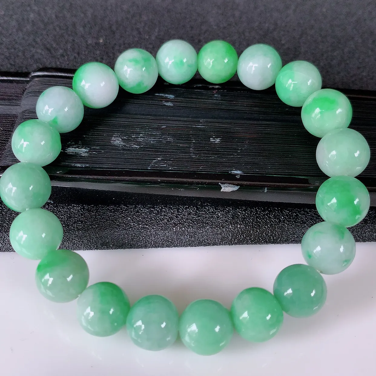 自然光实拍，冰润飘绿翡翠手串手链，种老水足，冰清玉润   颜色漂亮  #46.16取一尺寸9.5