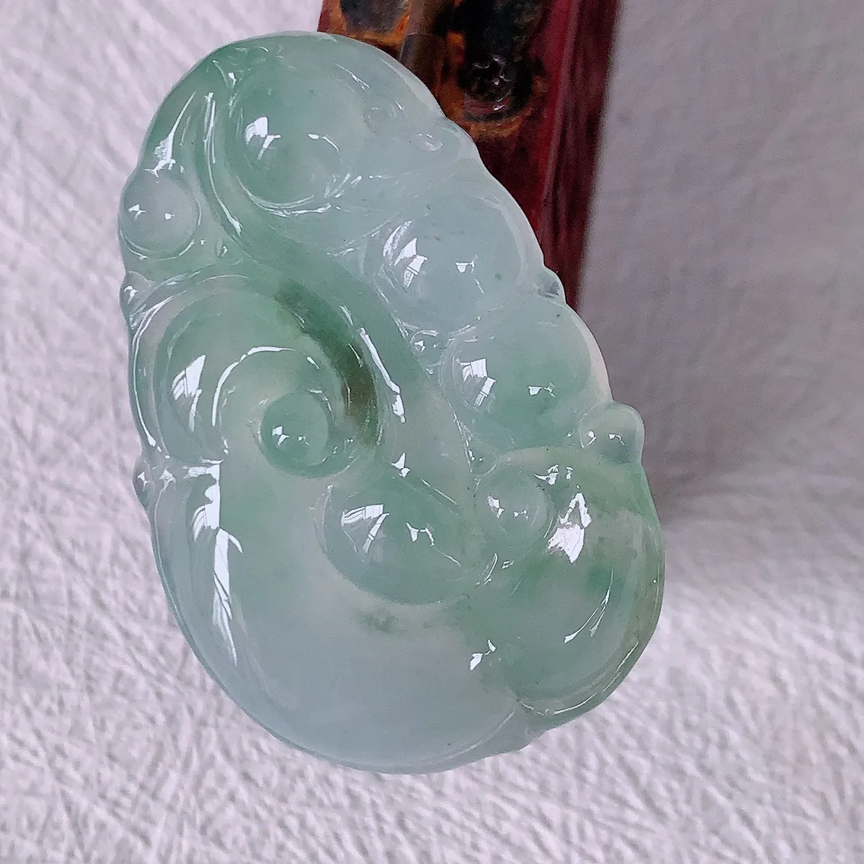 自然光实拍，冰飘花翡翠如意吊坠，冰透，翠色灵动，饱满，万事如意如意一生，配戴精美！#01.22