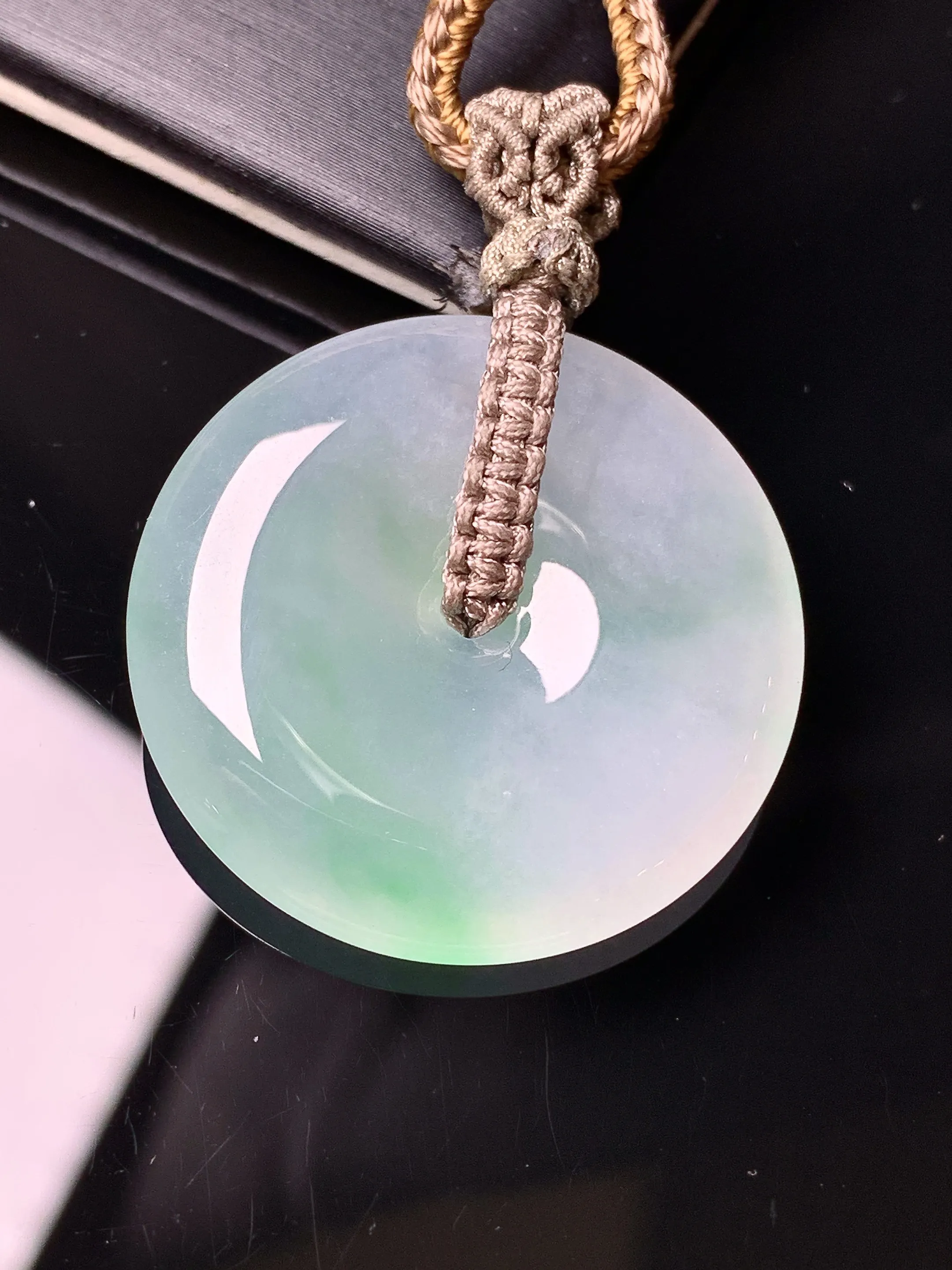 飘绿平安扣吊坠 玉质细腻 色泽清新艳丽 整体尺寸29.6*5.6