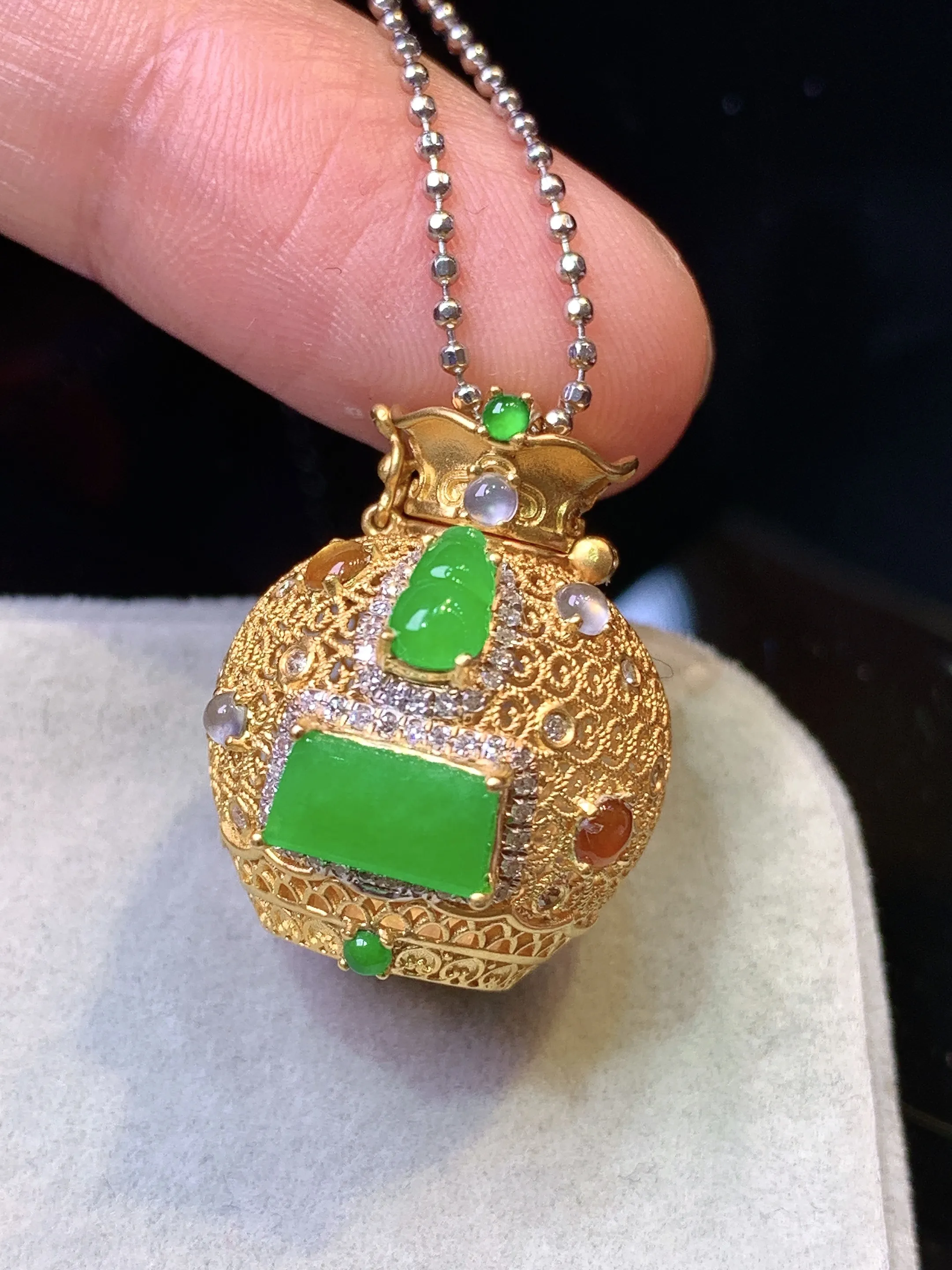 18k金钻镶嵌满绿无事牌花瓶吊坠 玉质细腻 色泽清新艳丽 整体尺寸22*19.8*17.3