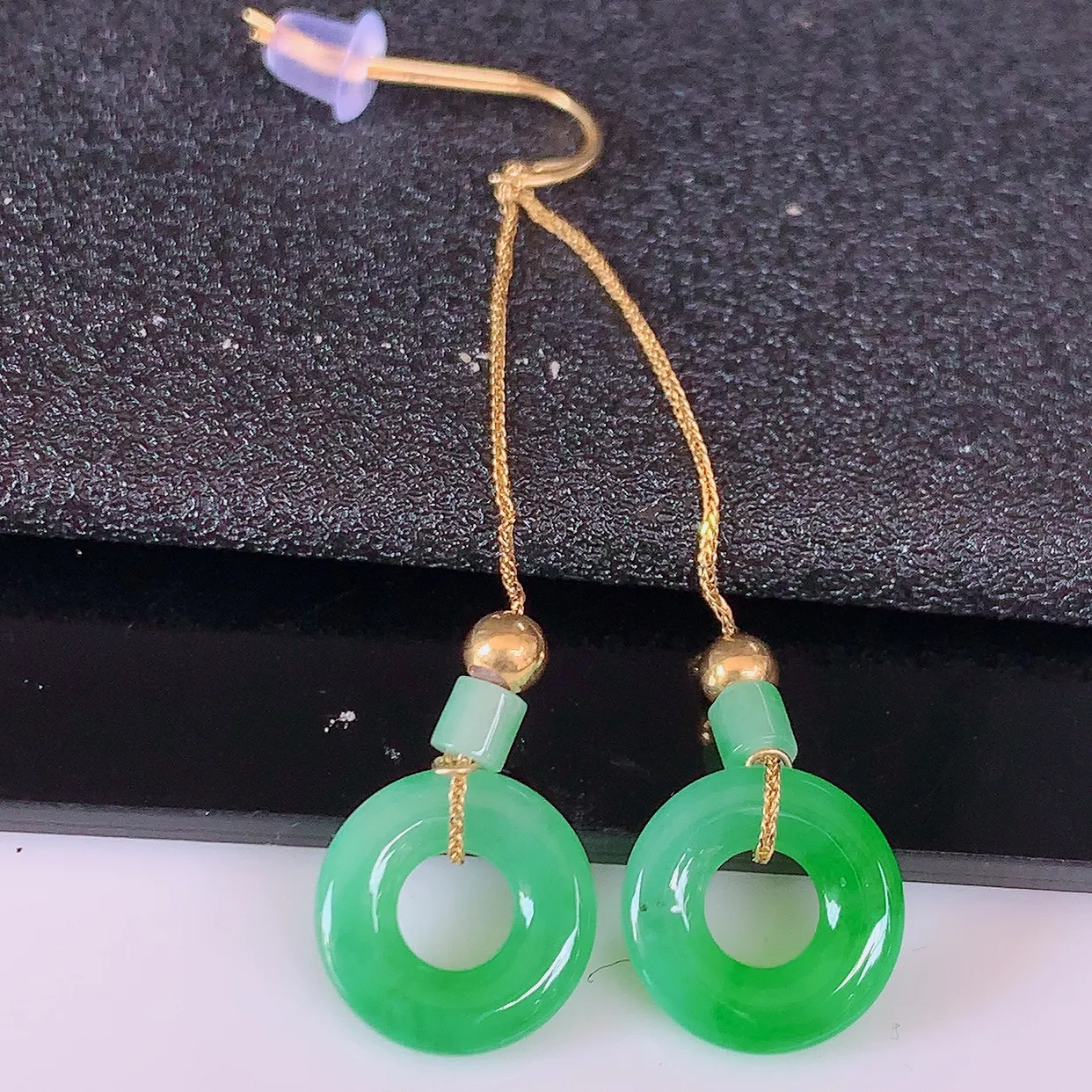 18k金镶嵌冰飘绿翡翠平安扣耳坠，沁人心脾，耳坠佩戴效果大气出众，尽显气质。种水好，胶感足，颜相当漂亮，高性价比，值得入手品鉴！#41.22整体43.5裸石10*2.5