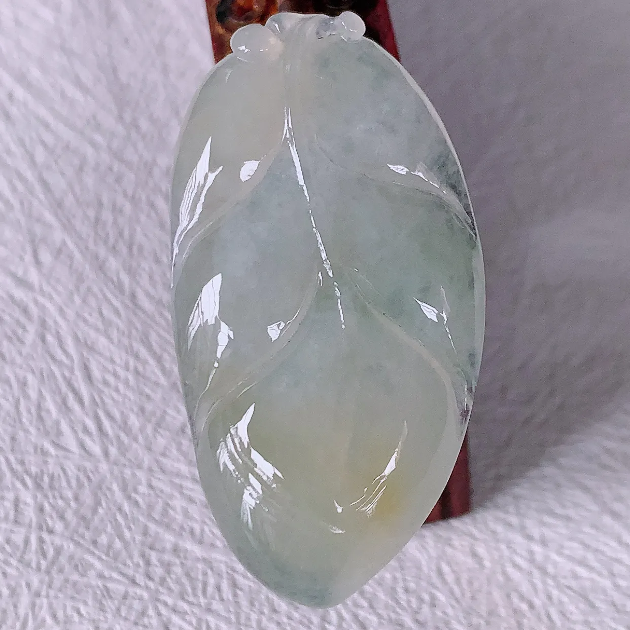自然光实拍，冰种黄翡翡翠叶子吊坠 ，种水足，色泽清新，工艺精湛，叶子寓意美好； 金枝玉叶，事业有成。#01.22
