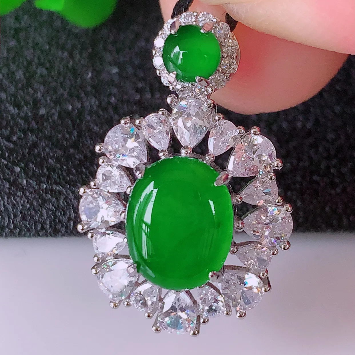 冰透满绿翡翠蛋面925银镶嵌吊坠，自然光实拍，翠色灵动，颜色漂亮，种老水足，品相佳，佩戴佳品！#97.16整体25*16.5*7.5裸石 10*7.8mm