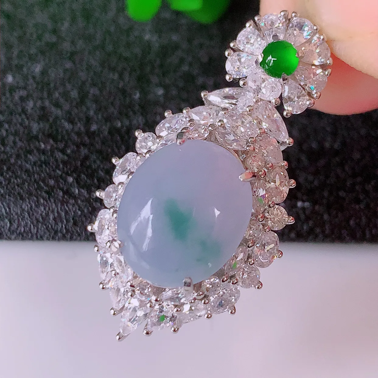 冰透春带彩翡翠蛋面925银镶嵌吊坠，自然光实拍，翠色灵动，颜色漂亮，种老水足，品相佳，佩戴佳品！#9