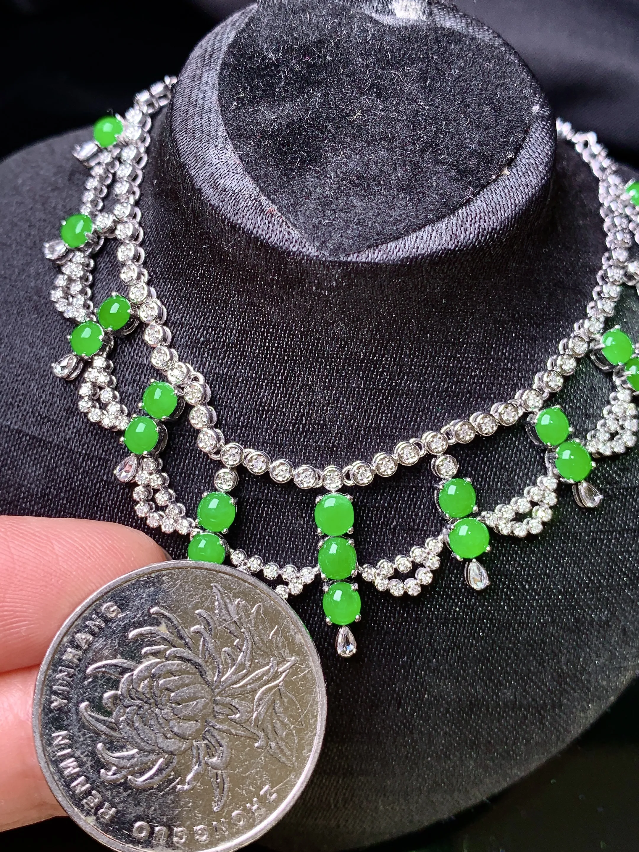 18k金钻镶嵌满绿蛋面锁骨项链  玉质细腻 色泽清新艳丽 整体尺寸3.5*2.3