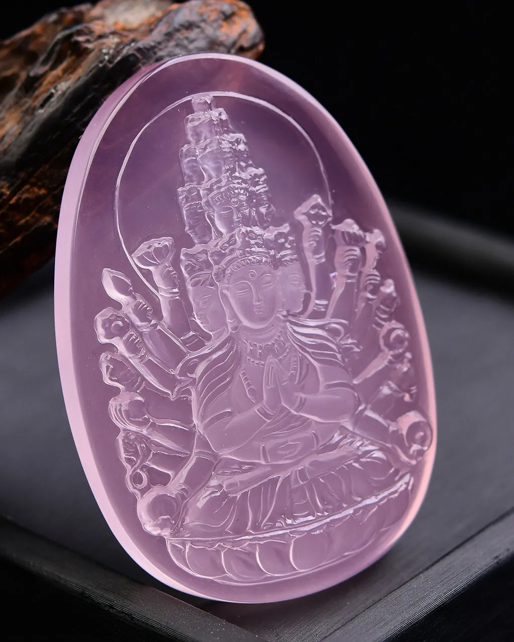 天然粉水晶千手观音吊坠，造型饱满，晶体干净，颜色漂亮，精致雕刻。粉晶千手观音吊坠 招财纳福，保佑平安健康，事事如意。尺寸 58*39*15mm  重量50克