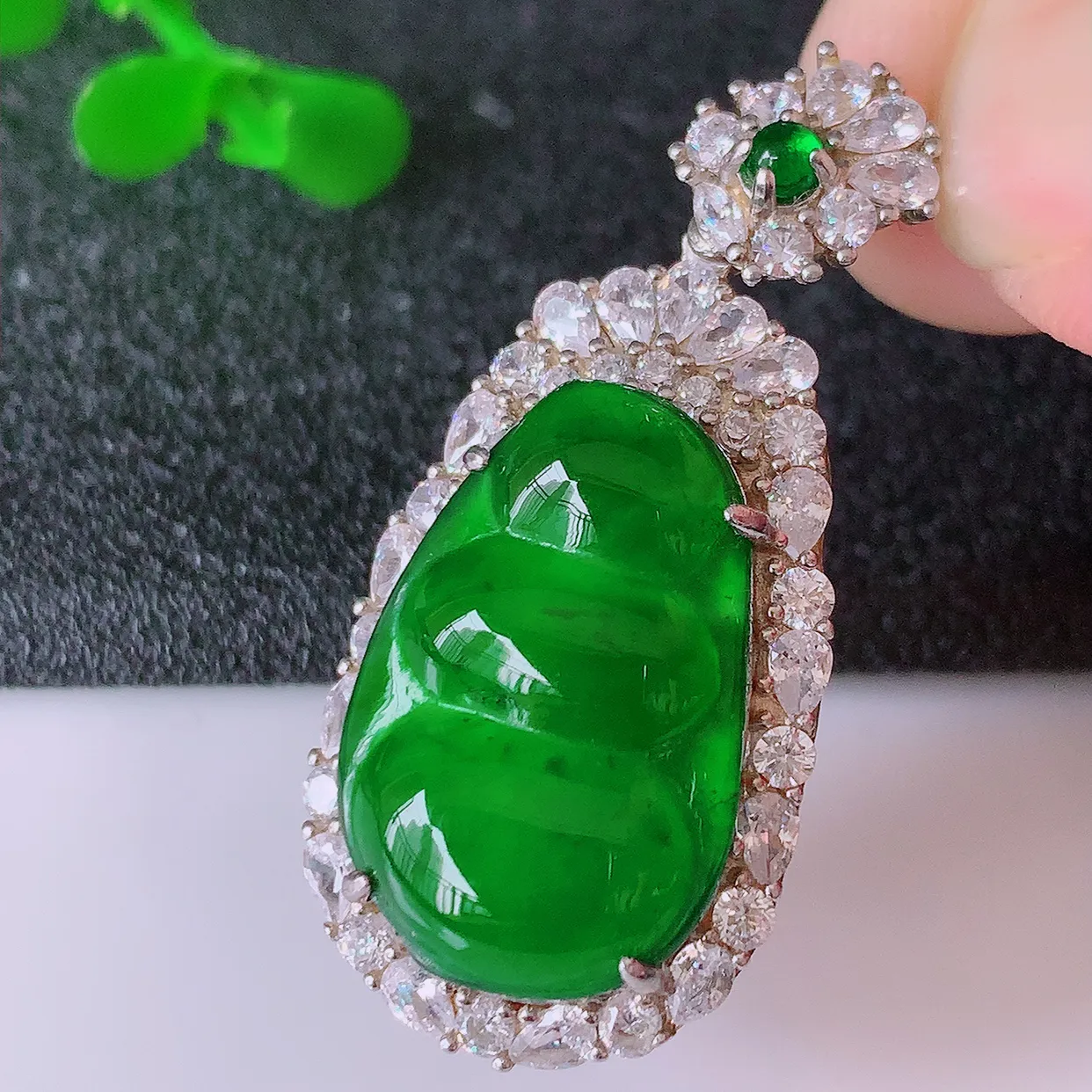 冰透满绿翡翠925银镶嵌四季豆吊坠，自然光实拍，翠色灵动，颜色漂亮，种老水足，品相佳，佩戴佳品！#97.16整体35.5-16.5-10 裸石 19.5*13