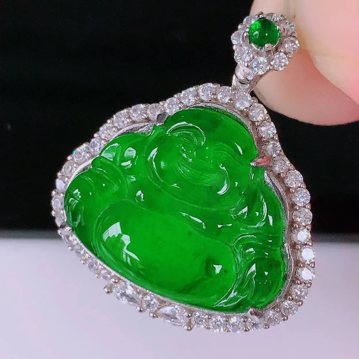 冰透满绿翡翠925银镶嵌佛公吊坠，自然光实拍，翠色灵动，颜色漂亮，种老水足，品相佳，佩戴佳品！#97.22整体27.5*24*7.8 裸石20*16