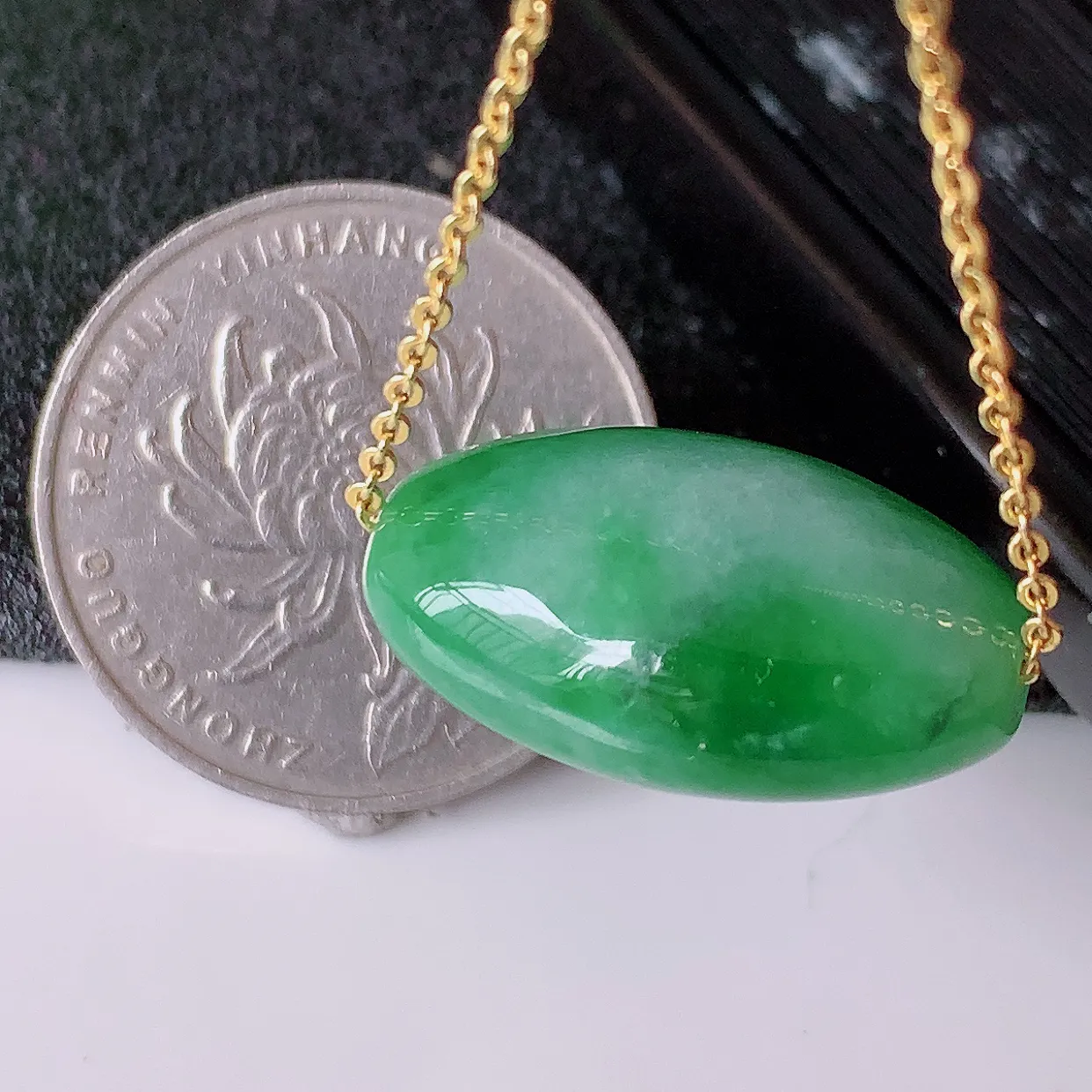 自然光实拍，冰润飘绿翡翠路路通吊坠，寓意时来运转、财源滚滚，款式新颖时尚， 日常百搭的款！ 配图银链#94.16