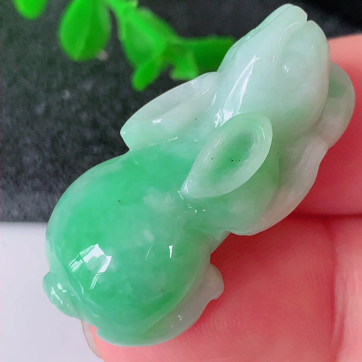 自然光实拍，水润飘绿翡翠生肖玉兔吊坠，翠色灵动，玉质细腻，颜色漂亮， 品相佳， 佩戴佳品！#87.16
