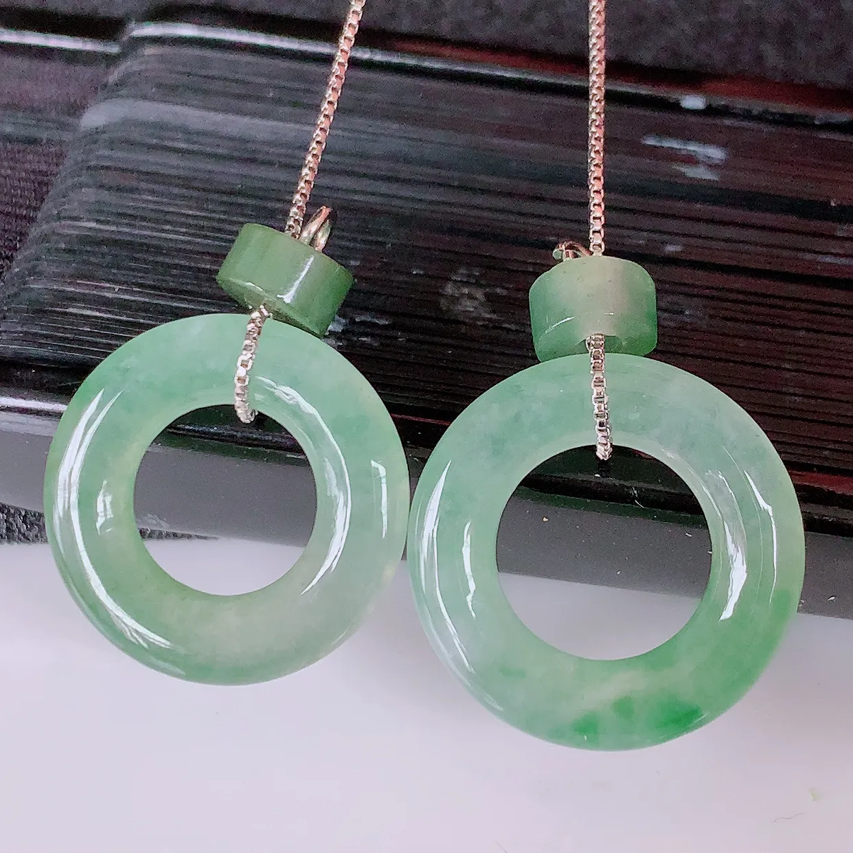 自然光实拍，冰种飘花翡翠一对平安扣耳坠，翠色灵动，玉质细腻，颜色漂亮，品相佳，佩戴佳品！配图银线 #