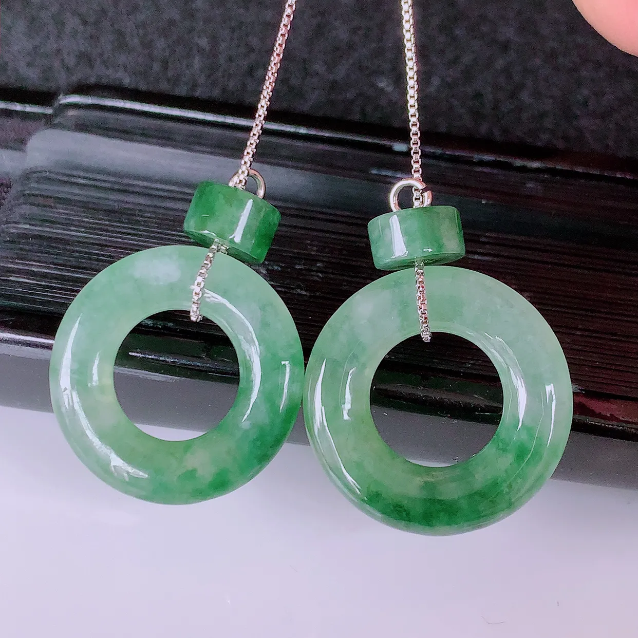 自然光实拍，冰种飘花翡翠一对平安扣耳坠，翠色灵动，玉质细腻，颜色漂亮，品相佳，佩戴佳品！配银线 #132.4平安扣尺寸18.8*3.2