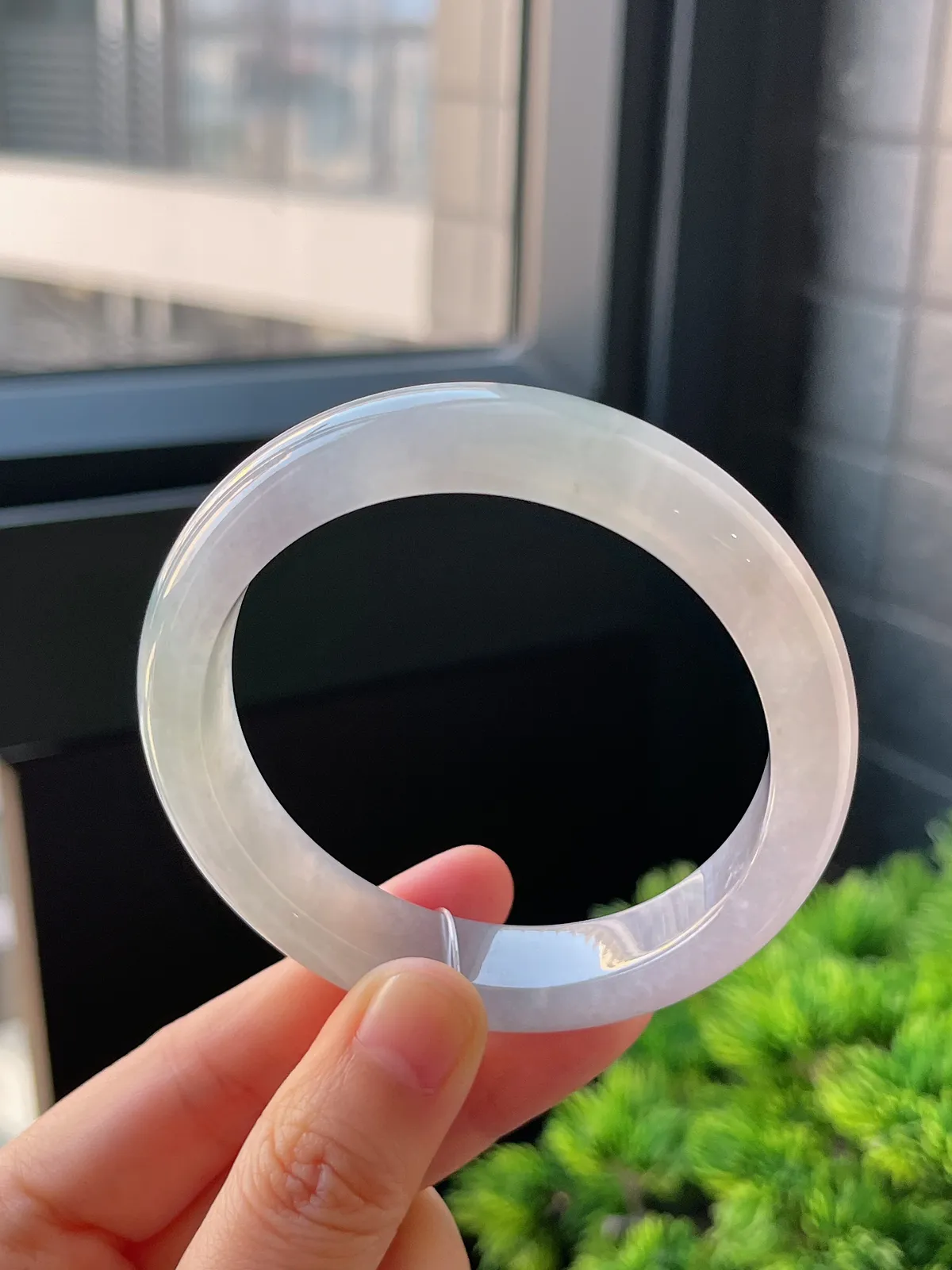 正圈56圈口，翡翠冰糯种淡绿色手镯