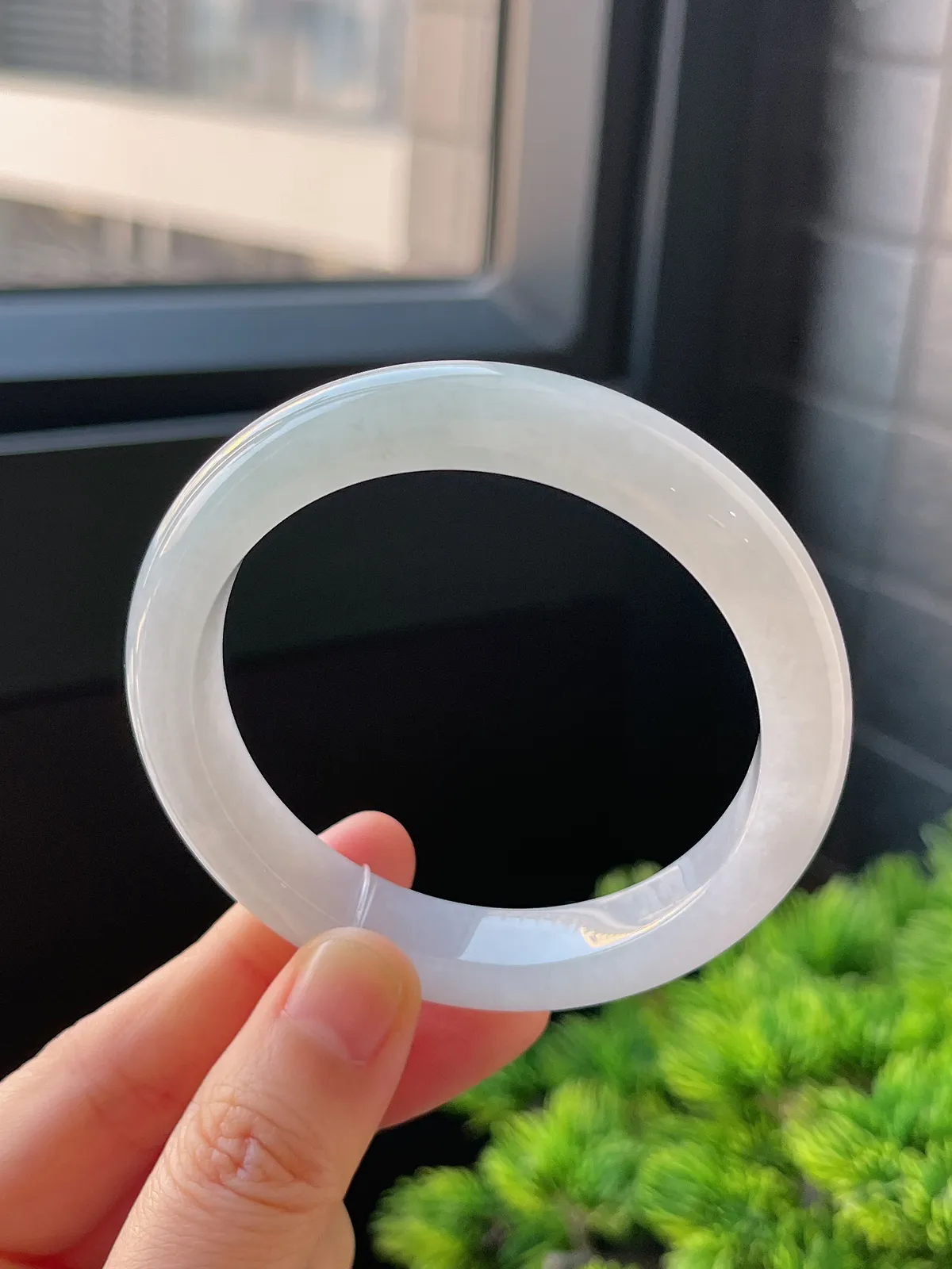 正圈53.5圈口，翡翠冰糯种淡绿色手镯