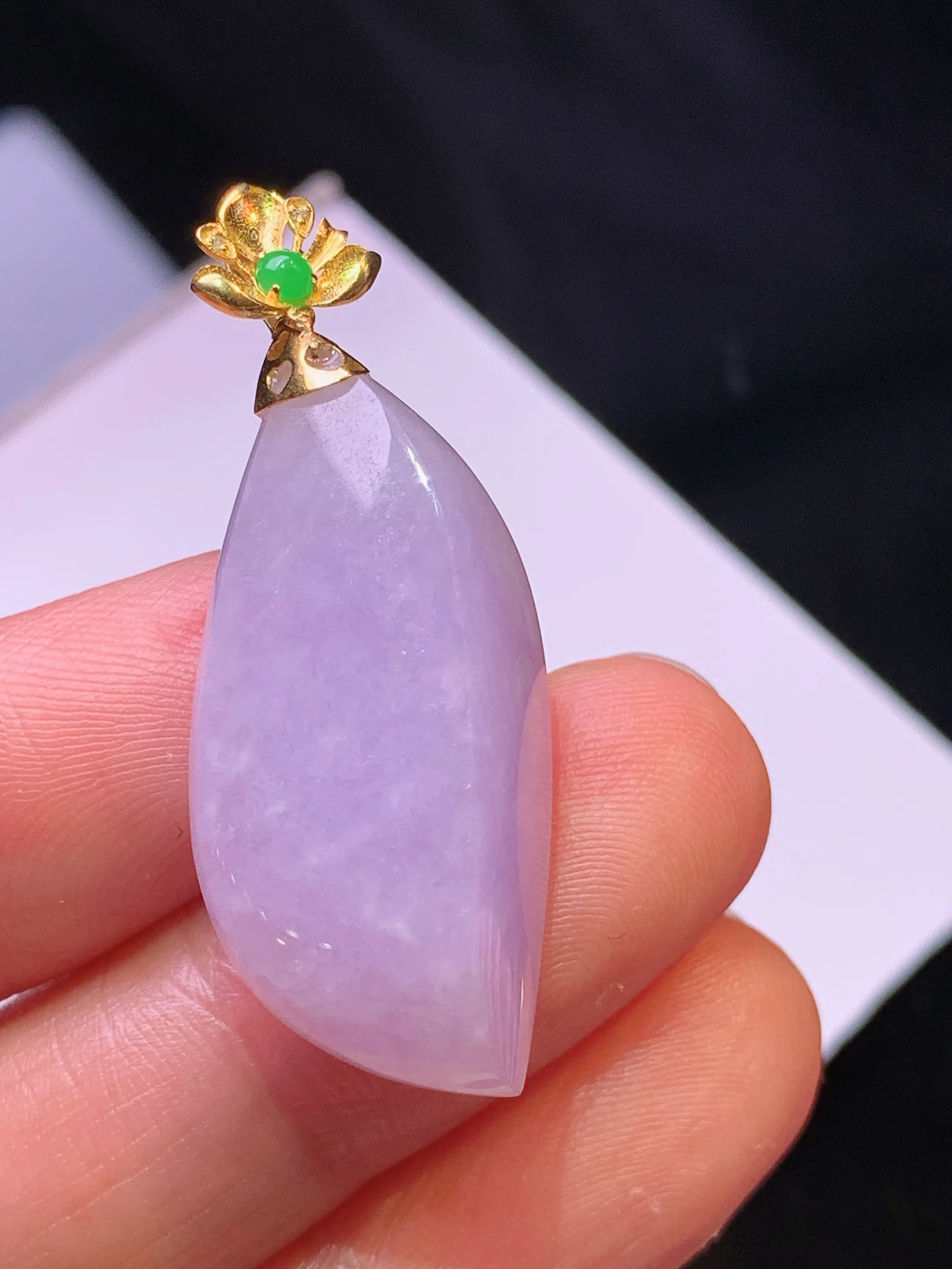 18k金镶嵌紫罗兰随形吊坠 玉质细腻 色泽清新艳丽 整体尺寸37.6*14.5*9.3