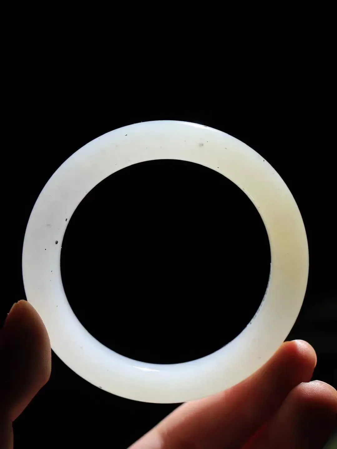 【一见钟情·手镯】

精品和田玉双色点墨手镯。镯型饱满，温润细腻，脂润沁香。️执一卷书，沏一盏茶，着一袭裙，戴一只镯。淡淡浅笺，素心若兰，静赏玉中诗画。悠悠岁月，芊手轻摘，盛满诗样芳华。重55克   内径圈口55mm 尺寸11-9.8mm  FDA-55102504