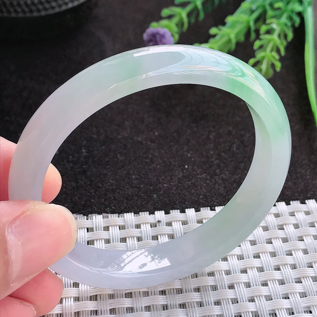 实拍A货翡翠52/45.8/10.8/6.8小圈口老坑冰胶果冻飘绿贵妃手镯翡翠玉镯子平安镯