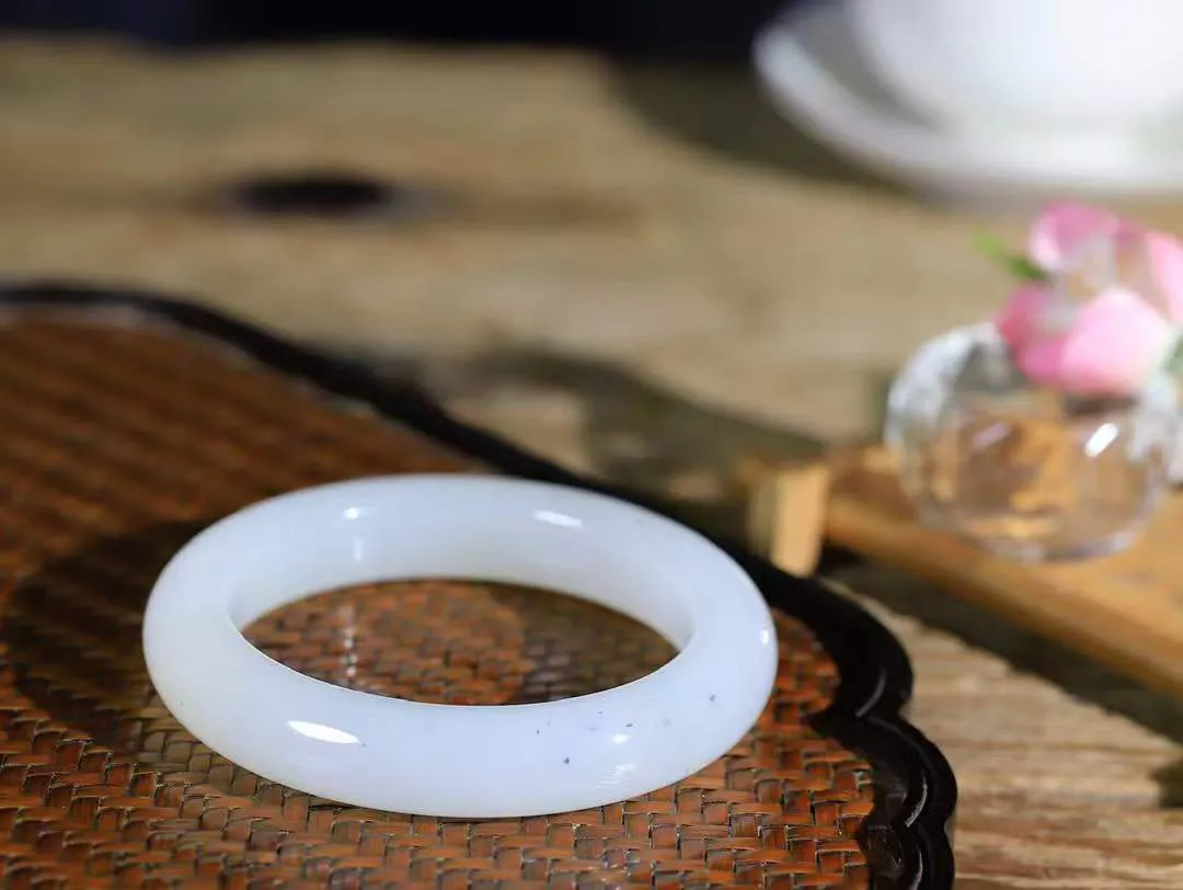 【花样年华·手镯】

精品和田玉白玉点墨手镯，质地油润细腻，色泽高贵典雅，镯型古朴典雅。在诗情画意