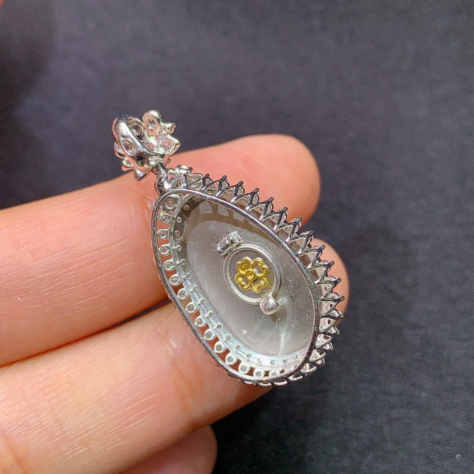 果绿福瓜吊坠，18k金镶嵌，冰润色阳，玉质细腻，种水足，Ysj 尺寸31.4*16.2*12.8