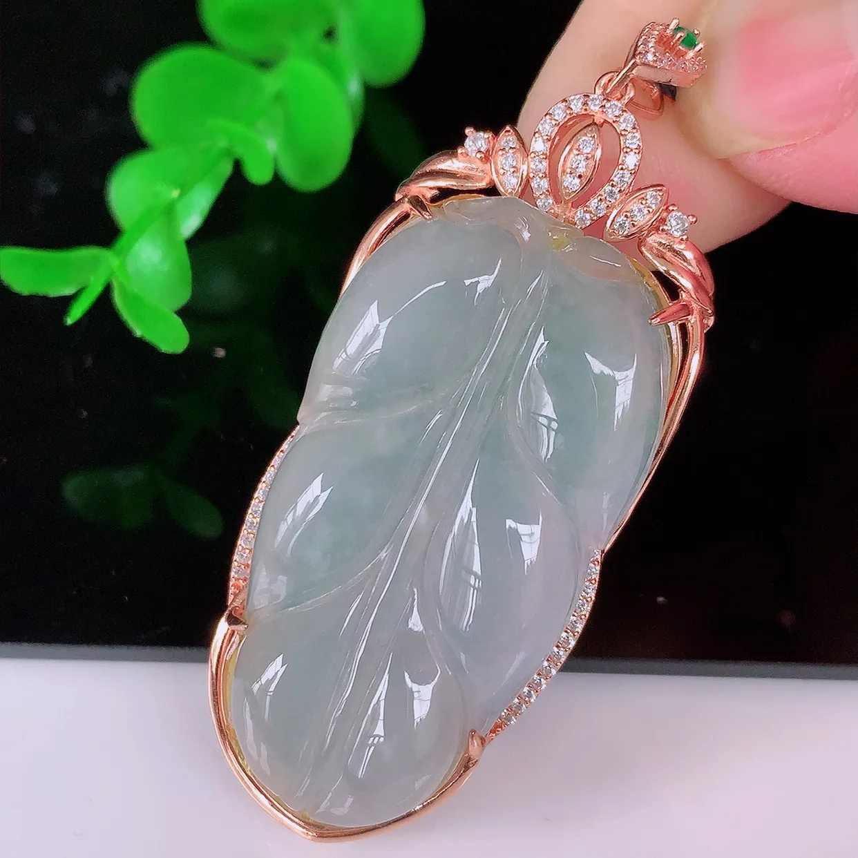 冰种翡翠925银镶嵌叶子吊坠，自然光实拍，翠色灵动，颜色漂亮，种老水足，品相佳，佩戴佳品！#037.4整体59*22.5*8.2裸石41-21.8