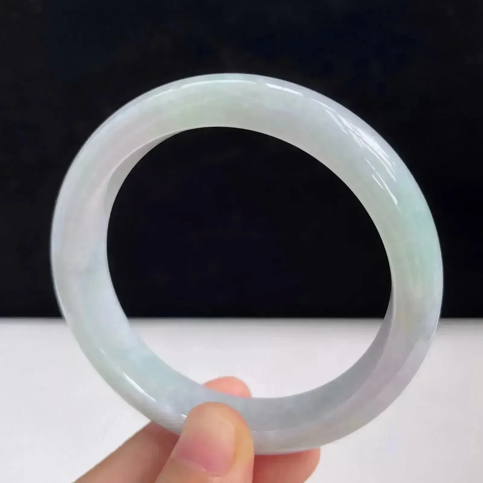 55.5mm自然光拍摄天然翡翠A货好种水正圈手镯 52.02g